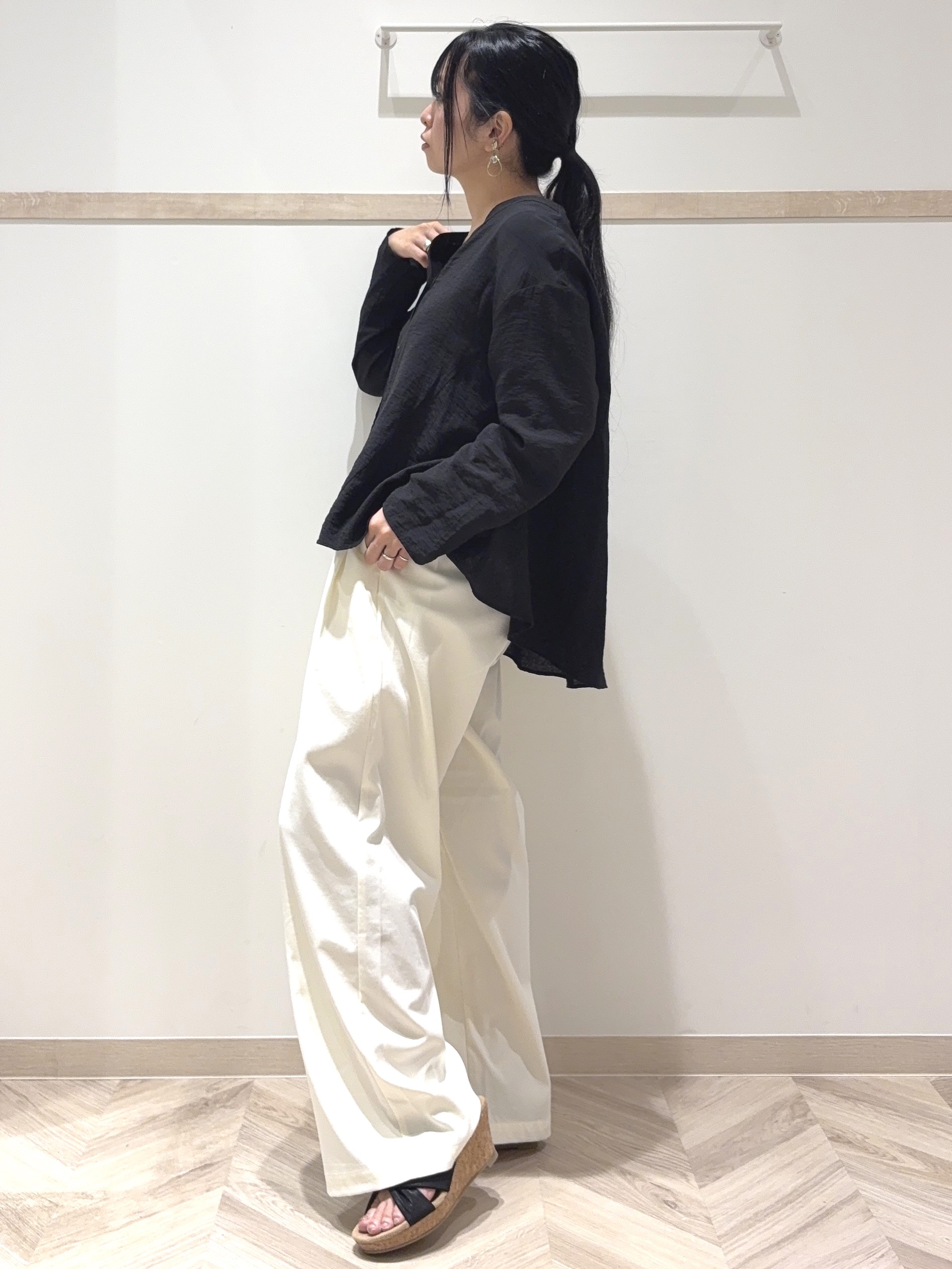 nanaさんの「SHOO･LA･RUE｜【洗濯機可/S-LL】お顔周りすっきり 大人のシアーシャツカーディガン」を使ったコーディネート