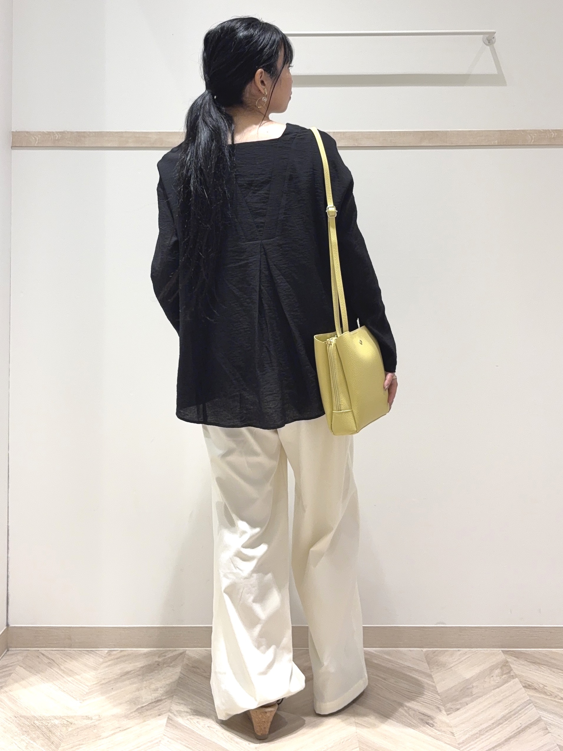 nanaさんの「SHOO･LA･RUE｜【洗濯機可/S-LL】お顔周りすっきり 大人のシアーシャツカーディガン」を使ったコーディネート