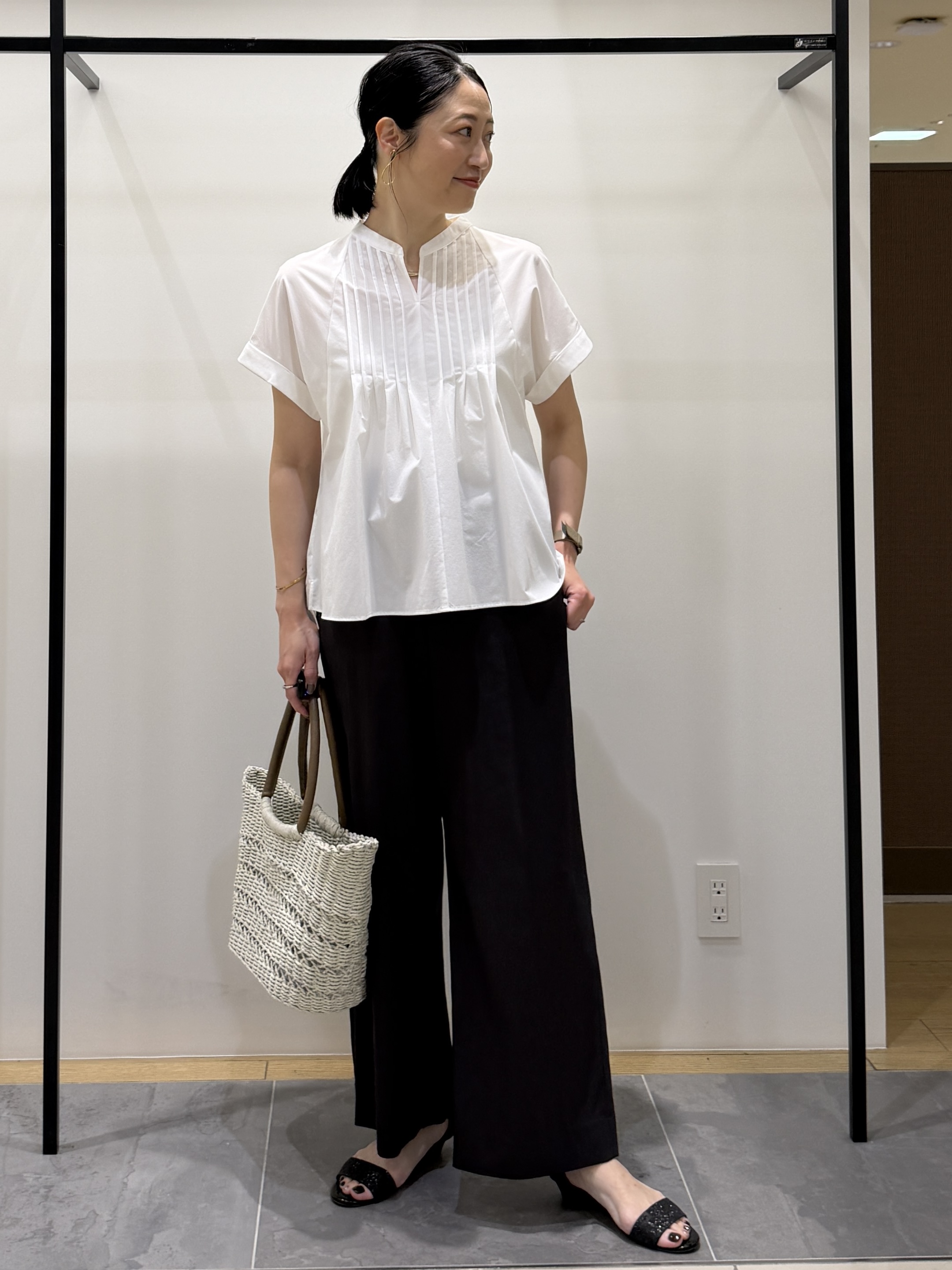 shihoさんの「INDIVI｜【撥水／UVケア／SETUP可能】軽量タックスキッパーブラウス」を使ったコーディネート