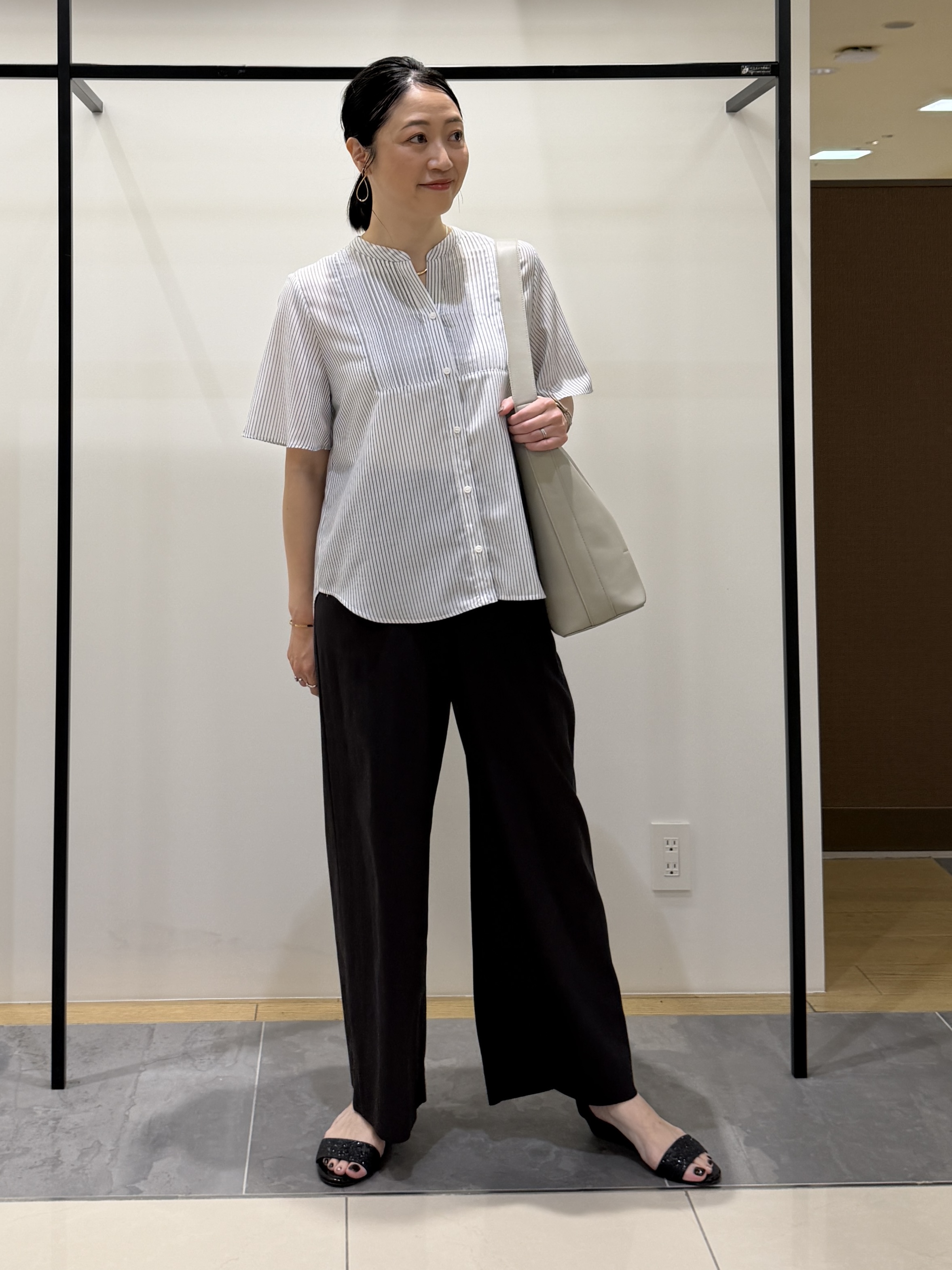 shihoさんの「INDIVI｜【接触冷感/洗える】シアーシャンブレーピンタックブラウス」を使ったコーディネート