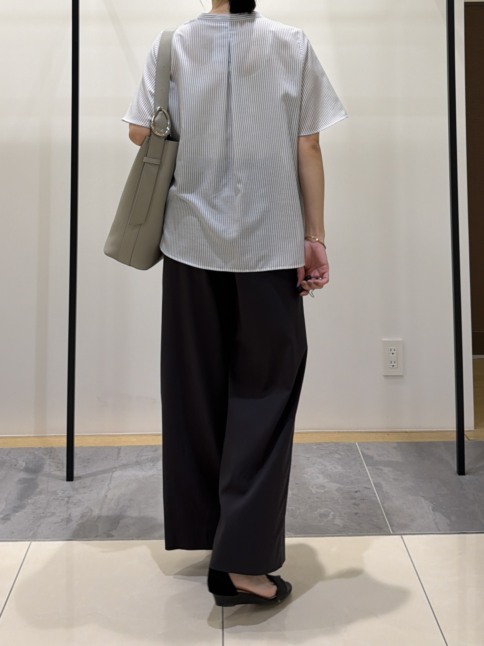 shihoさんの「INDIVI｜【接触冷感/洗える】シアーシャンブレーピンタックブラウス」を使ったコーディネート