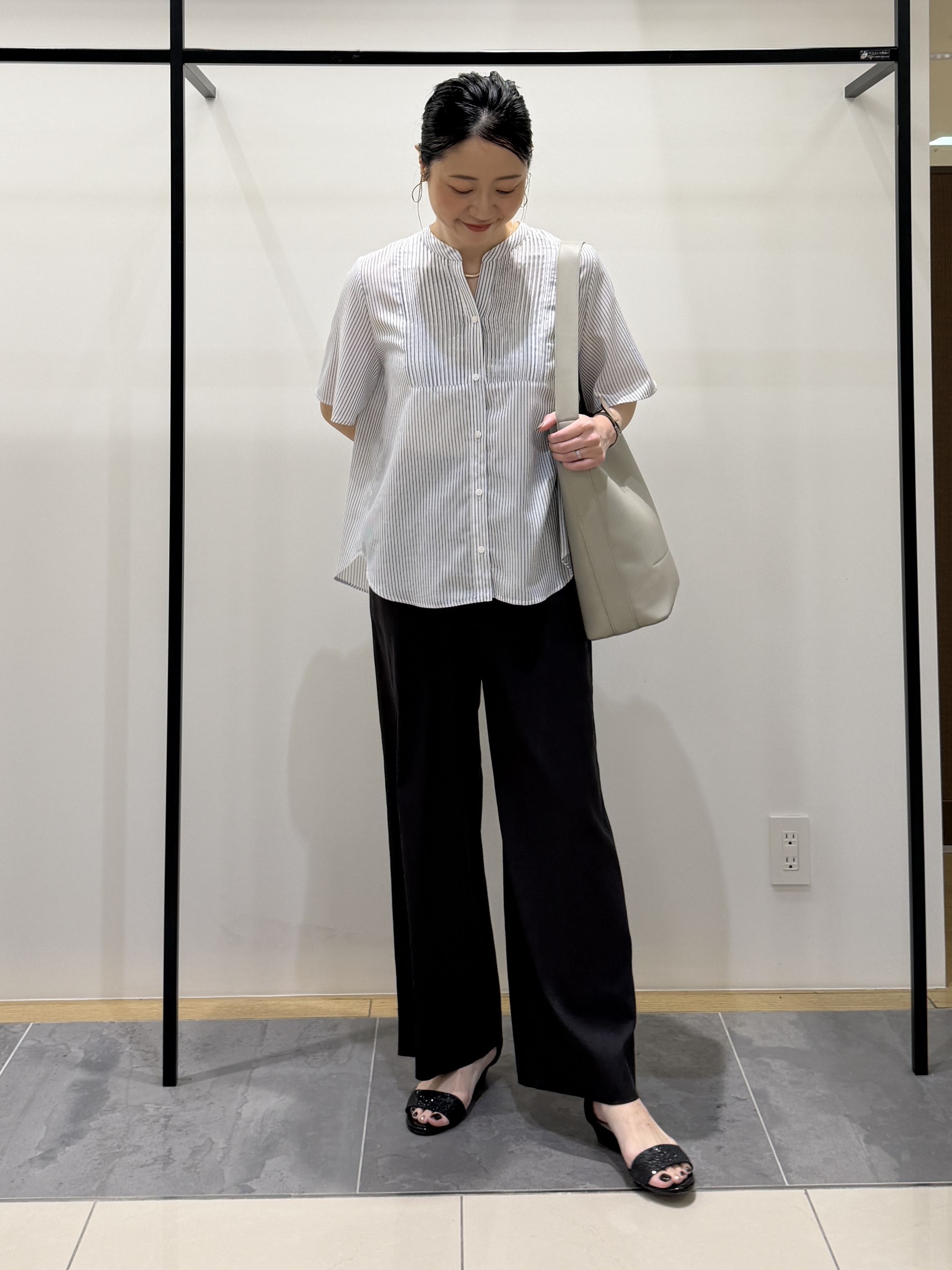 shihoさんの「INDIVI｜【接触冷感/洗える】シアーシャンブレーピンタックブラウス」を使ったコーディネート