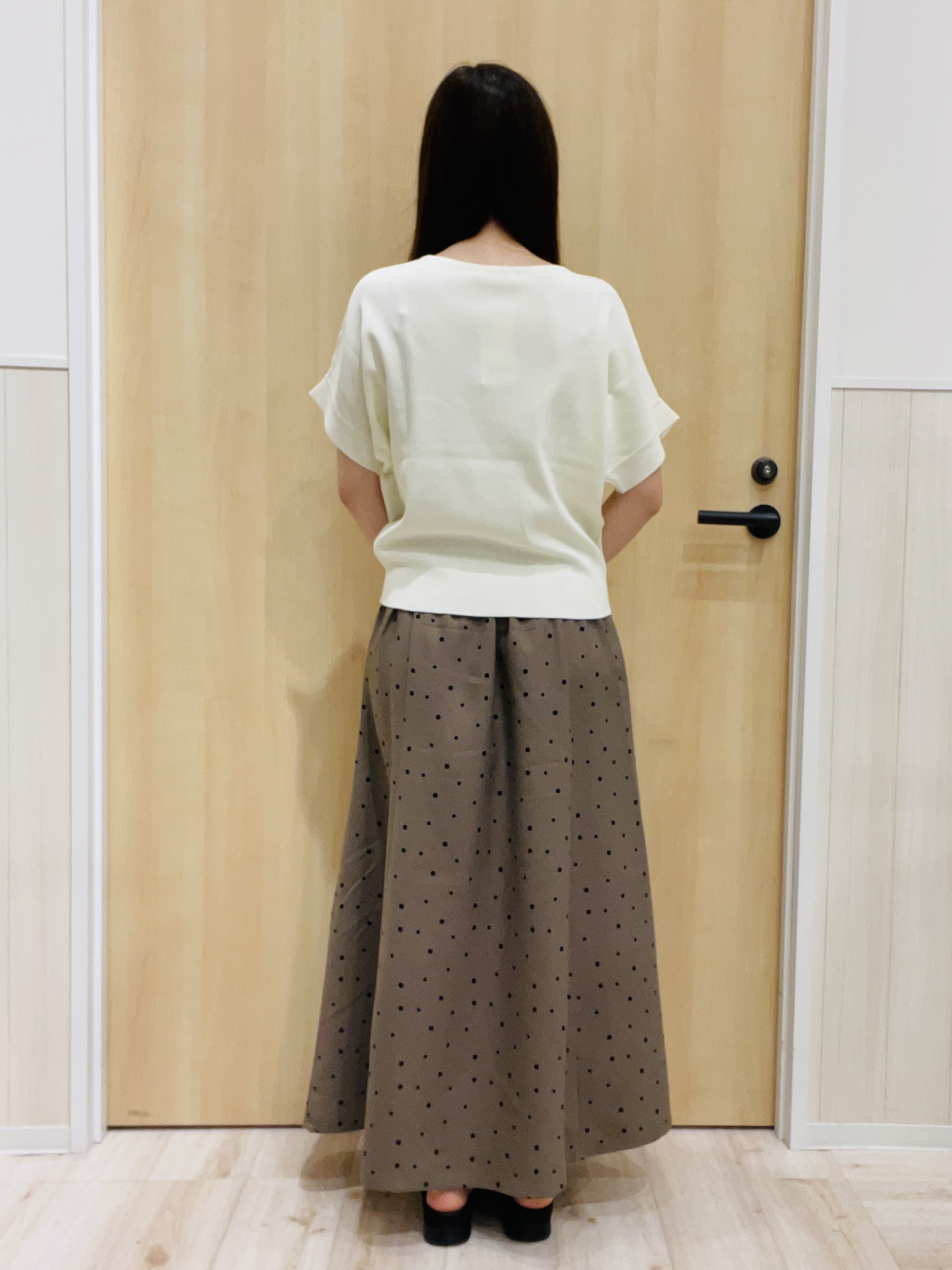 minamiさんの「SHOO･LA･RUE｜【毎日洗える/ひんやり/UV/S-LL】二の腕隠れる さらっとドルマン半袖ニット」を使ったコーディネート