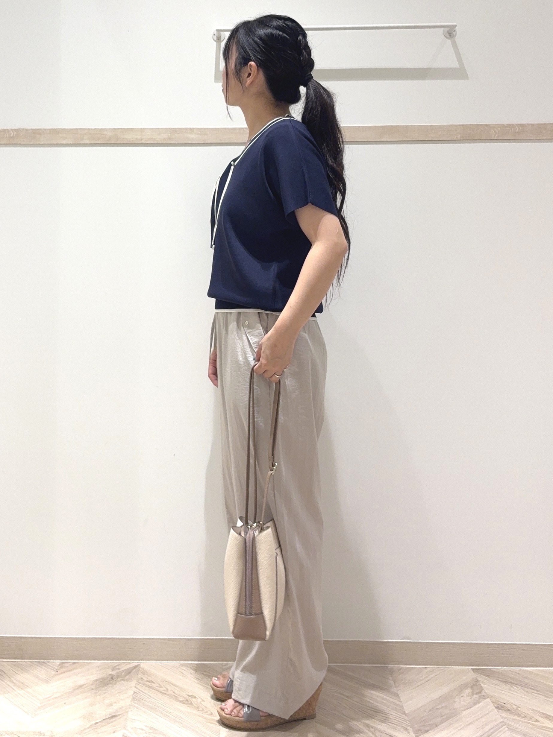 nanaさんの「SHOO･LA･RUE｜【毎日洗える/ひんやり/UV/S-LL】 毛玉になりにくい配色ボウタイ半袖ニット」を使ったコーディネート