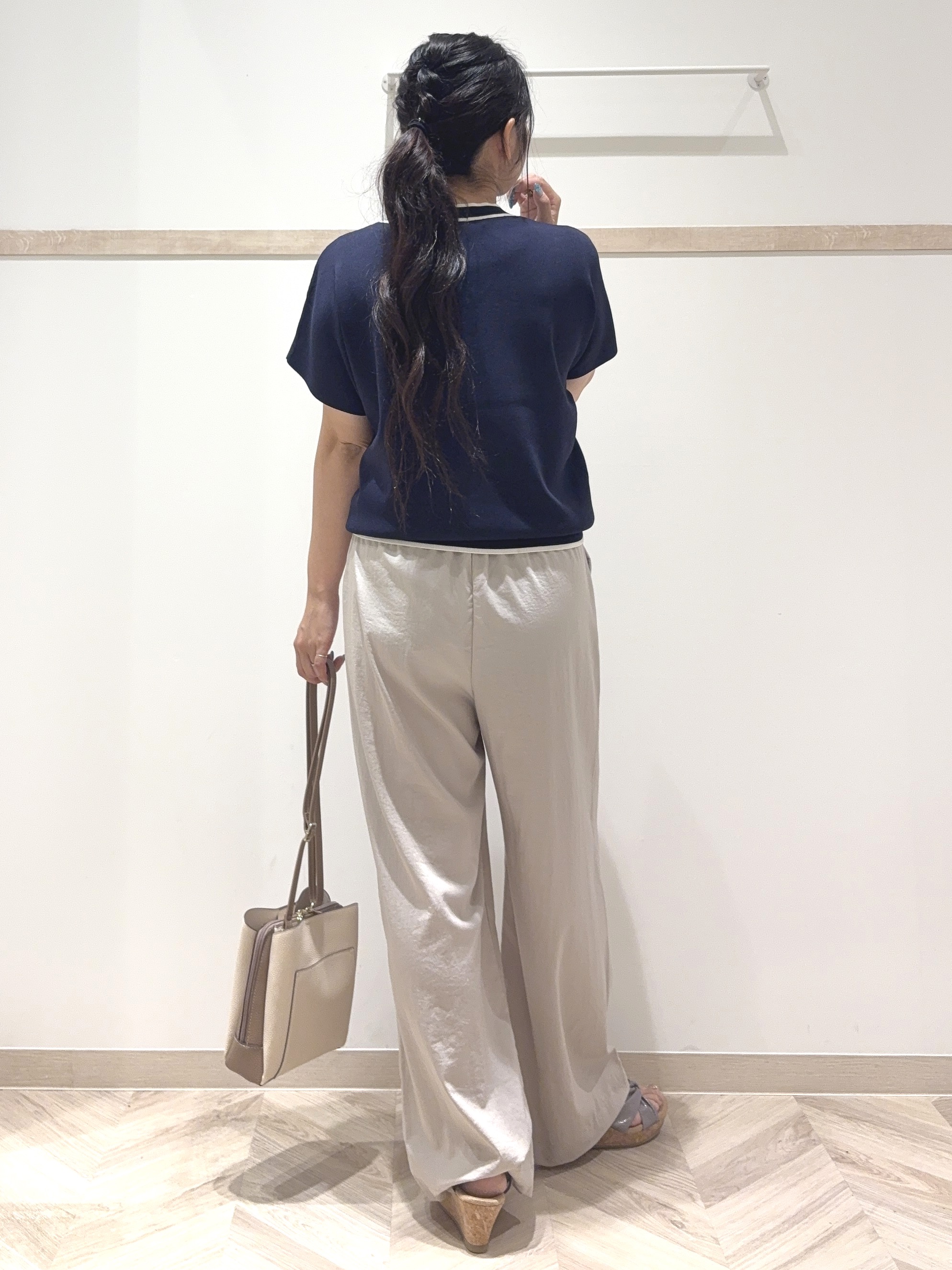 nanaさんの「SHOO･LA･RUE｜【毎日洗える/ひんやり/UV/S-LL】 毛玉になりにくい配色ボウタイ半袖ニット」を使ったコーディネート