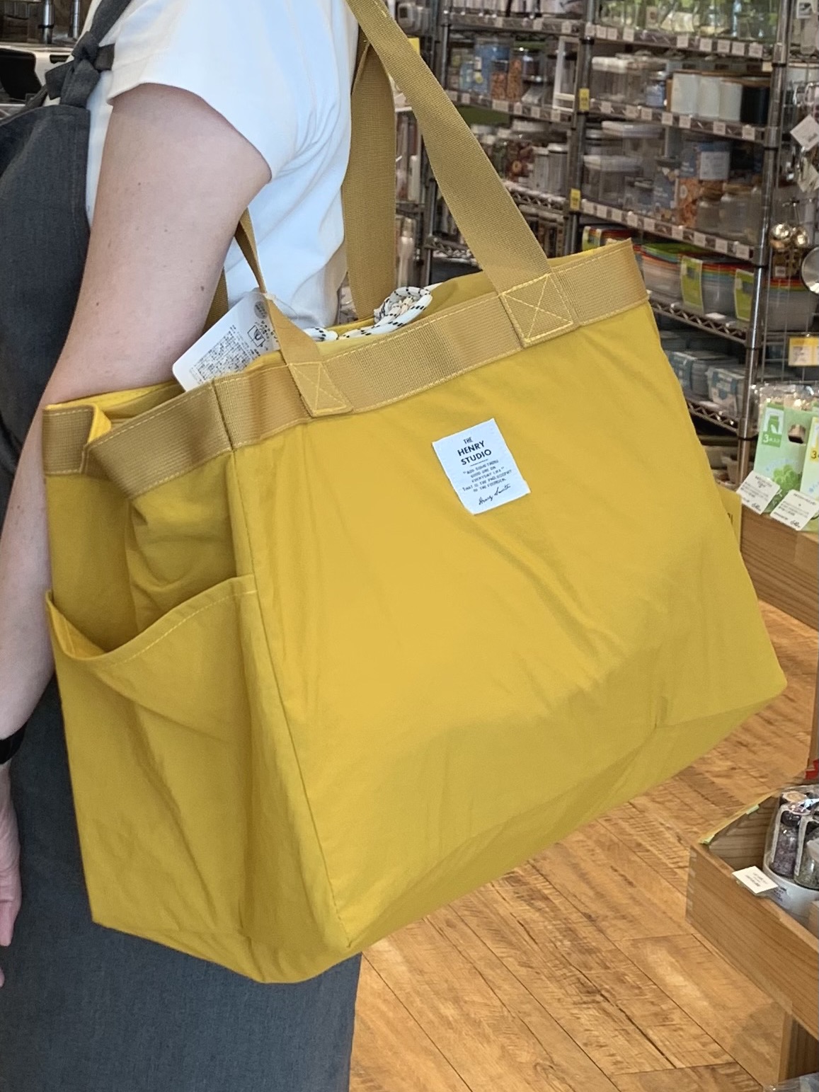 mikachoさんの「212 KITCHEN STORE｜ヘンリースタジオ ショッピングバッグ YE」を使ったコーディネート