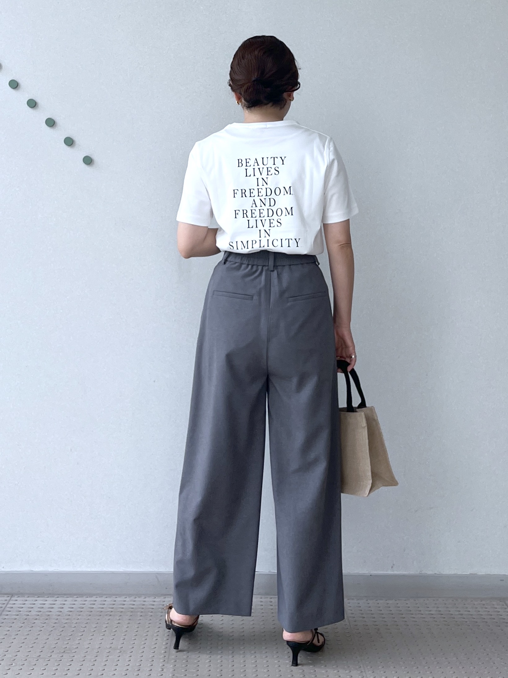 Soeさんの「DRESSTERIOR｜【接触冷感／抗菌防臭／消臭】アイスクリアコットン PARIS Tシャツ」を使ったコーディネート