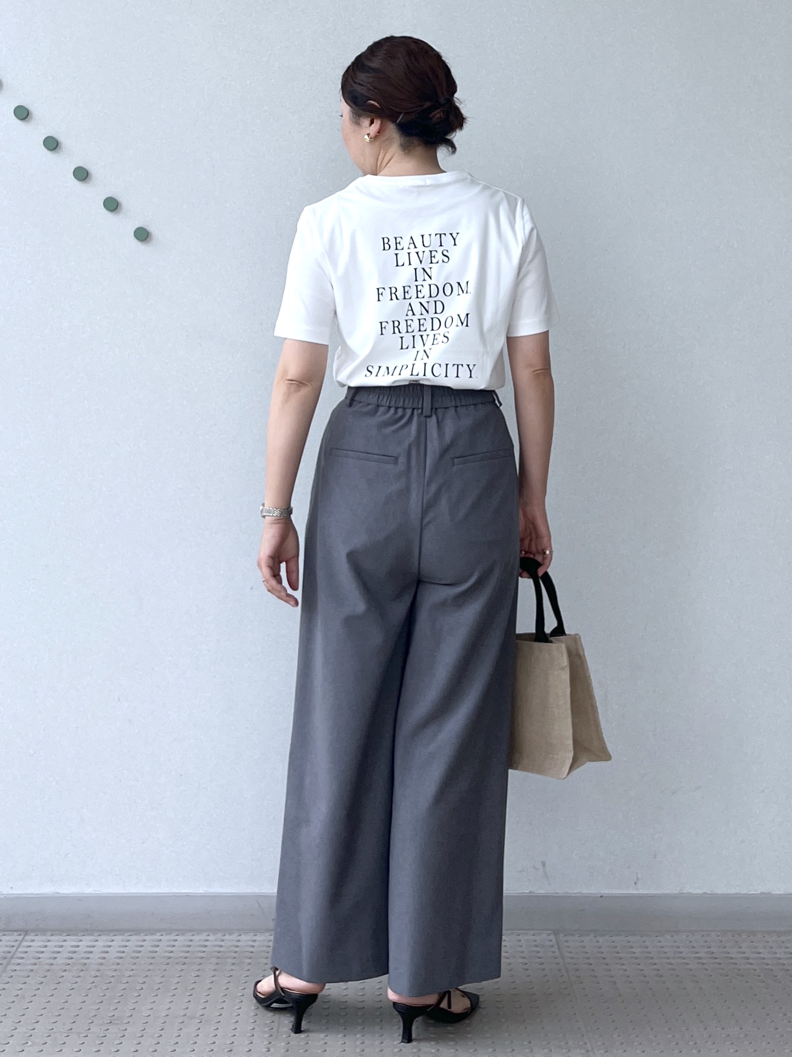Soeさんの「DRESSTERIOR｜【接触冷感／抗菌防臭／消臭】アイスクリアコットン PARIS Tシャツ」を使ったコーディネート