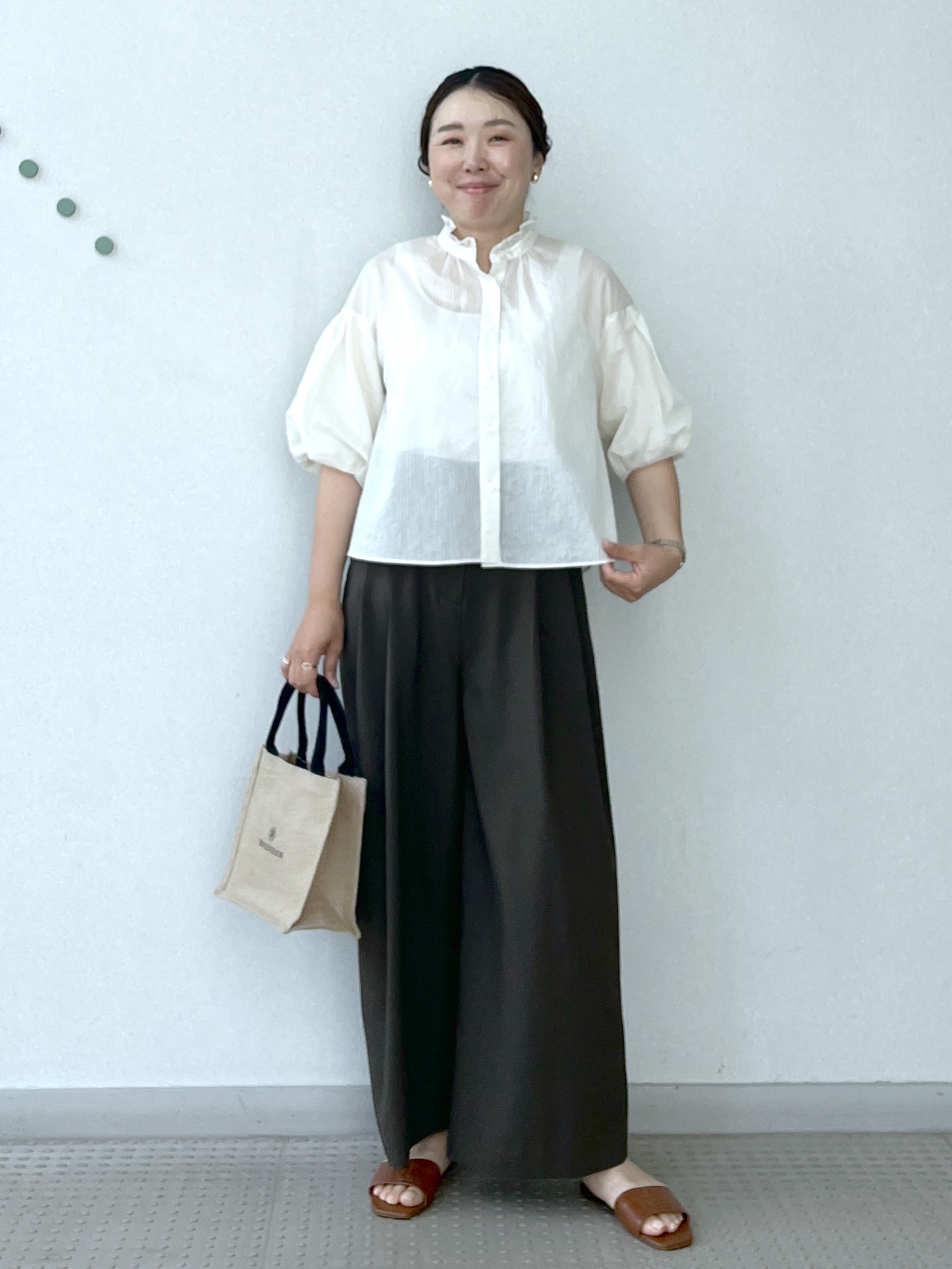 Soeさんの「DRESSTERIOR｜【1枚で着映え/ウォッシャブル】ストライプスタンドフリルボリュームスリーブブラウス」を使ったコーディネート