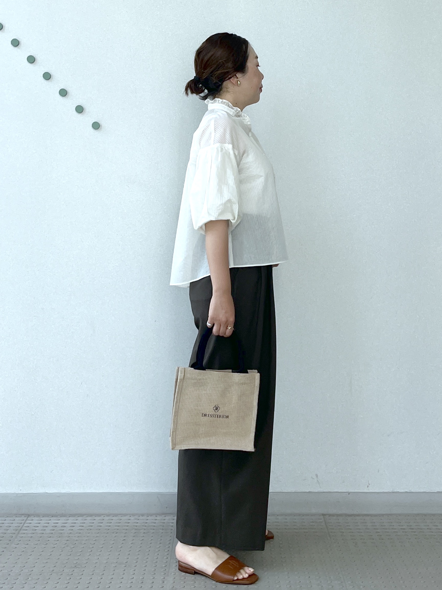 Soeさんの「DRESSTERIOR｜【1枚で着映え/ウォッシャブル】ストライプスタンドフリルボリュームスリーブブラウス」を使ったコーディネート