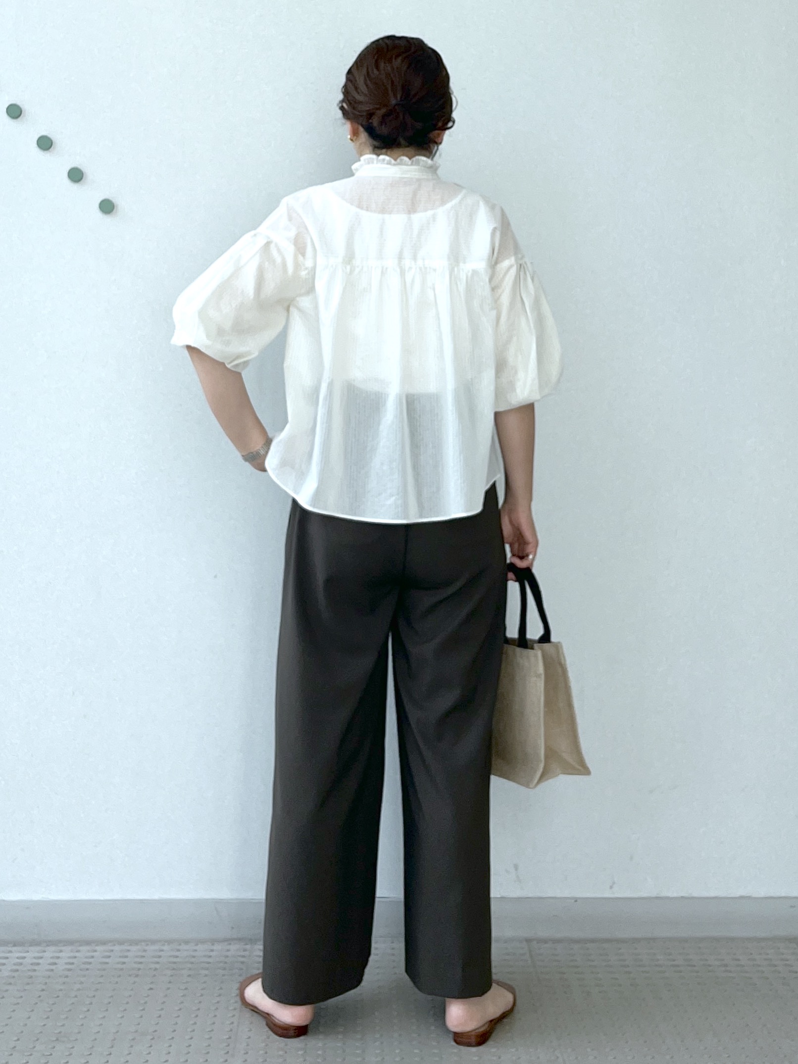 Soeさんの「DRESSTERIOR｜【1枚で着映え/ウォッシャブル】ストライプスタンドフリルボリュームスリーブブラウス」を使ったコーディネート