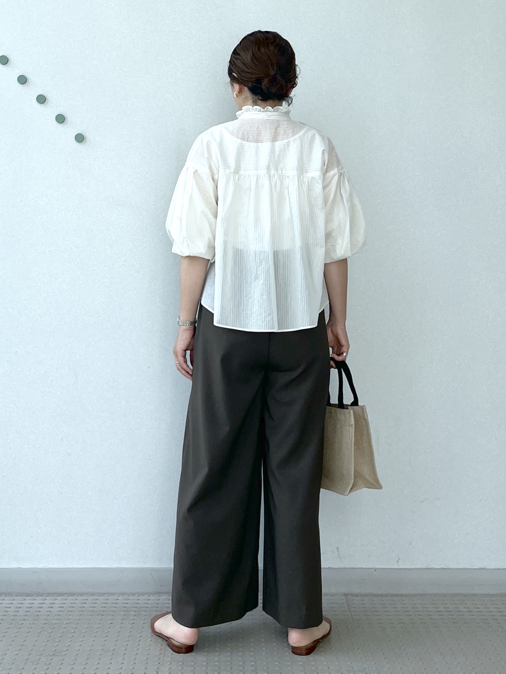Soeさんの「DRESSTERIOR｜【1枚で着映え/ウォッシャブル】ストライプスタンドフリルボリュームスリーブブラウス」を使ったコーディネート