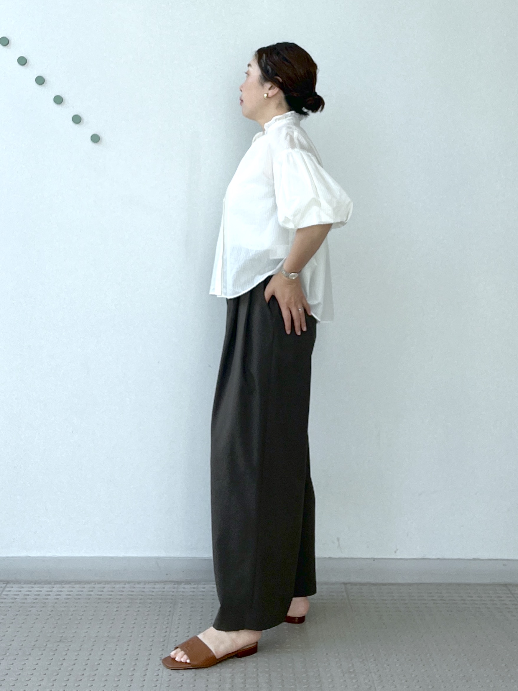 Soeさんの「DRESSTERIOR｜【1枚で着映え/ウォッシャブル】ストライプスタンドフリルボリュームスリーブブラウス」を使ったコーディネート