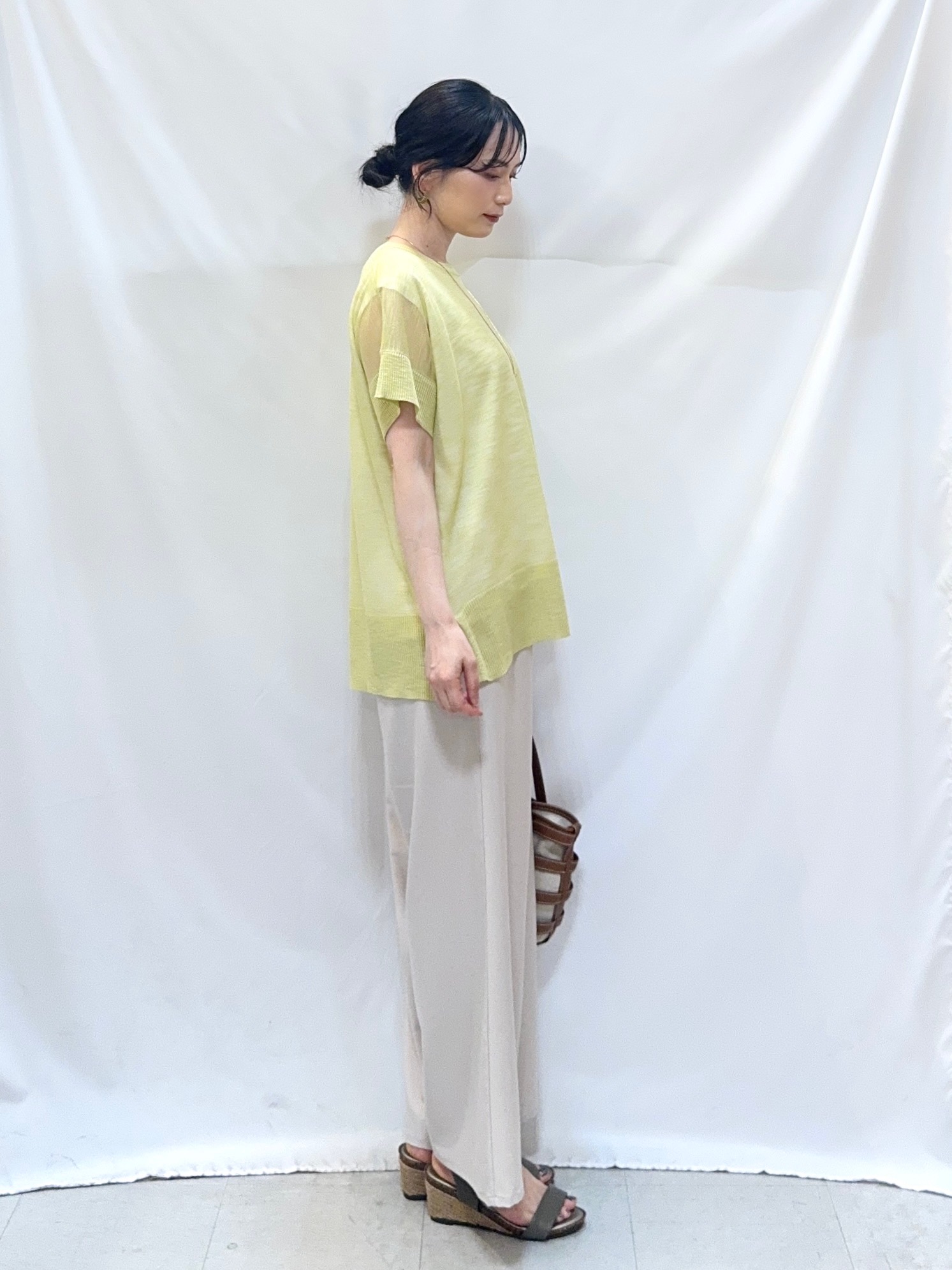 𝐇𝐢𝐫𝐨𝐦𝐢さんの「SHOO･LA･RUE｜【2点セット/S-LL/体型カバー】大人のこなれレイヤード シアーニット+タンクトップ」を使ったコーディネート