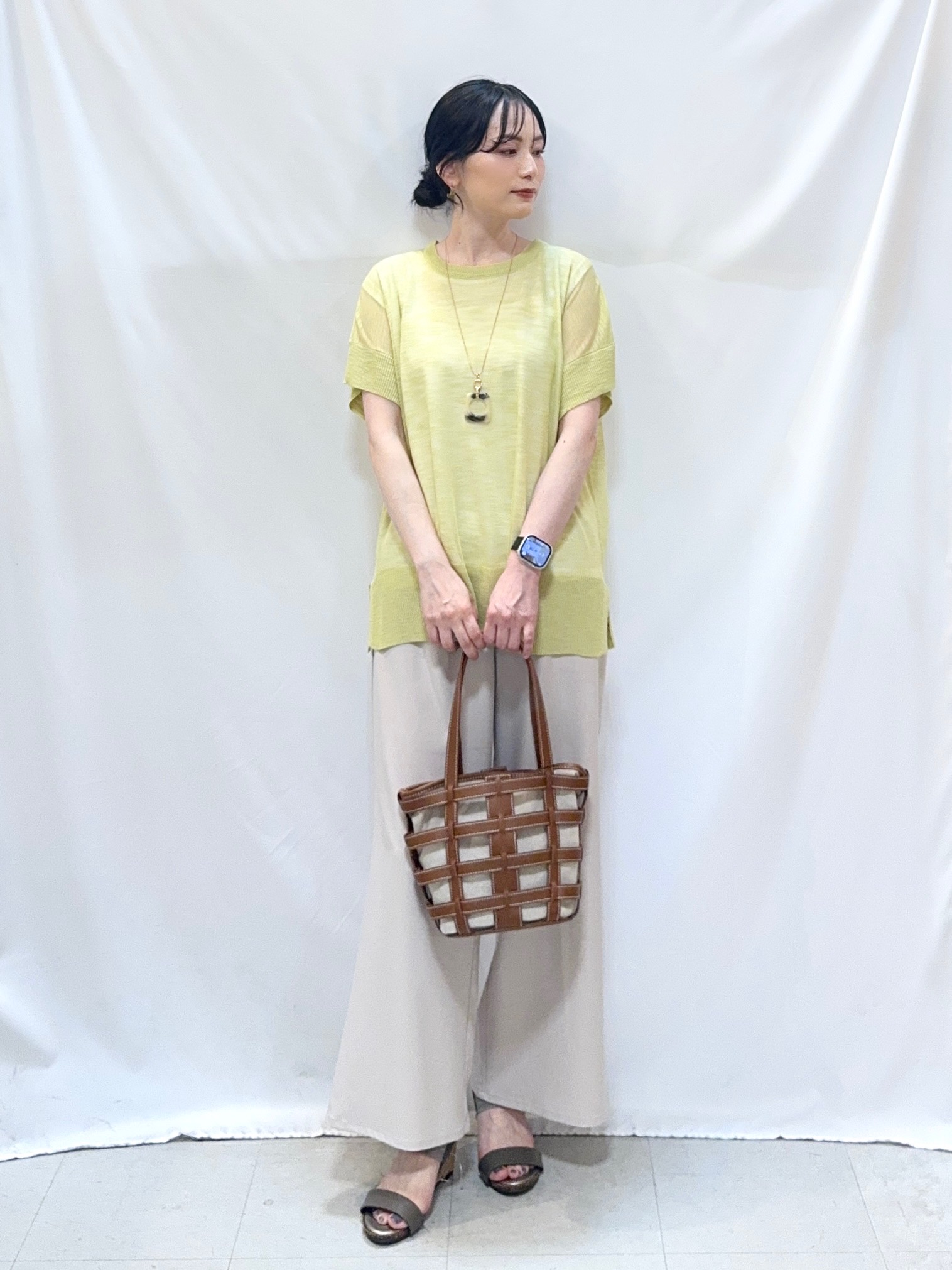 𝐇𝐢𝐫𝐨𝐦𝐢さんの「SHOO･LA･RUE｜【2点セット/S-LL/体型カバー】大人のこなれレイヤード シアーニット+タンクトップ」を使ったコーディネート
