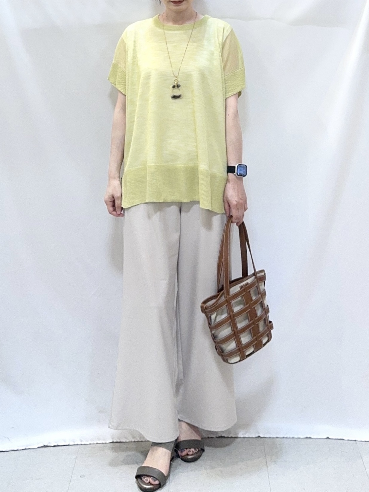𝐇𝐢𝐫𝐨𝐦𝐢さんの「SHOO･LA･RUE｜【2点セット/S-LL/体型カバー】大人のこなれレイヤード シアーニット+タンクトップ」を使ったコーディネート