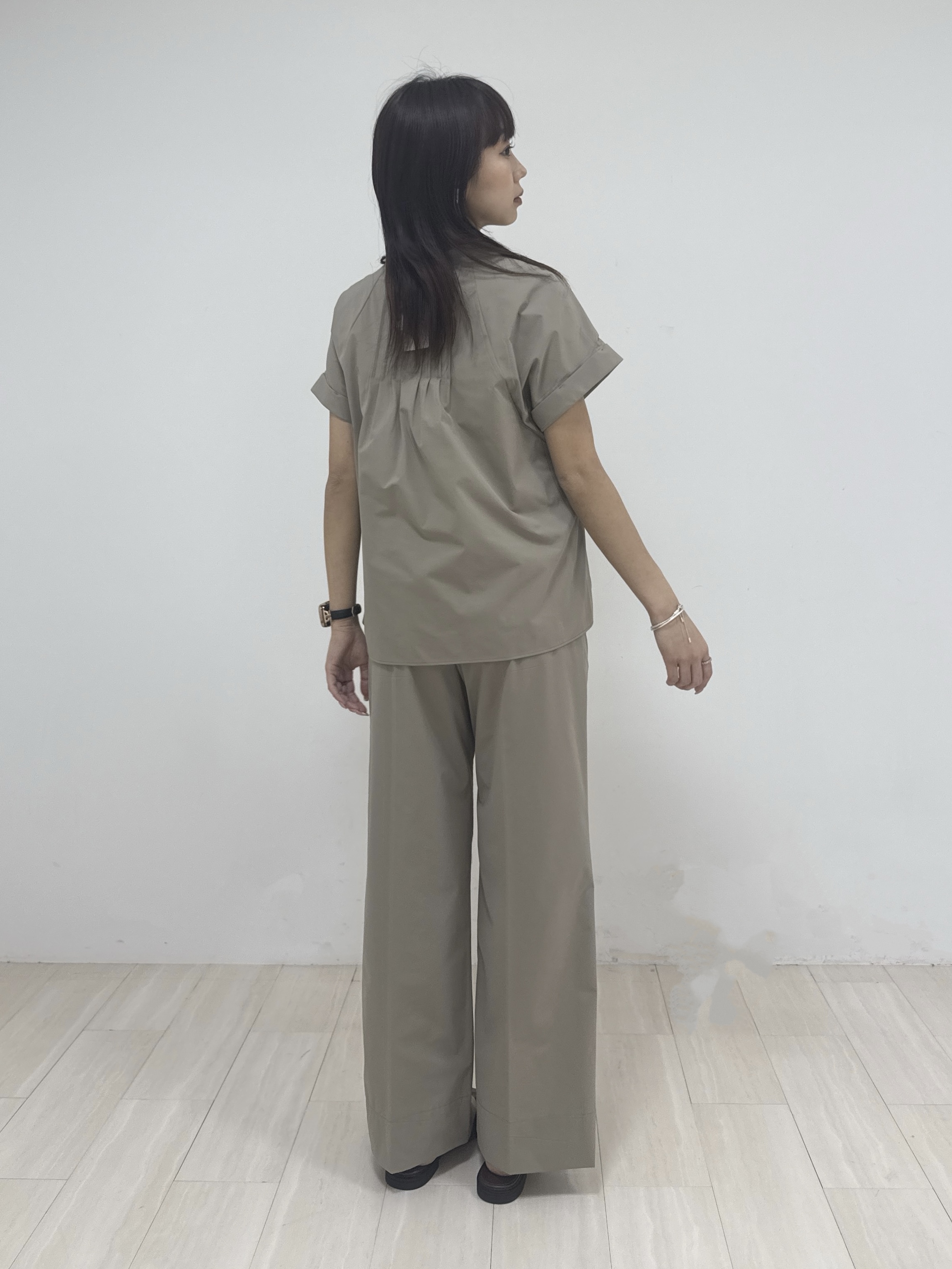 萩原 優里菜さんの「INDIVI｜【撥水／UVケア／SETUP可能】軽量タックスキッパーブラウス」を使ったコーディネート