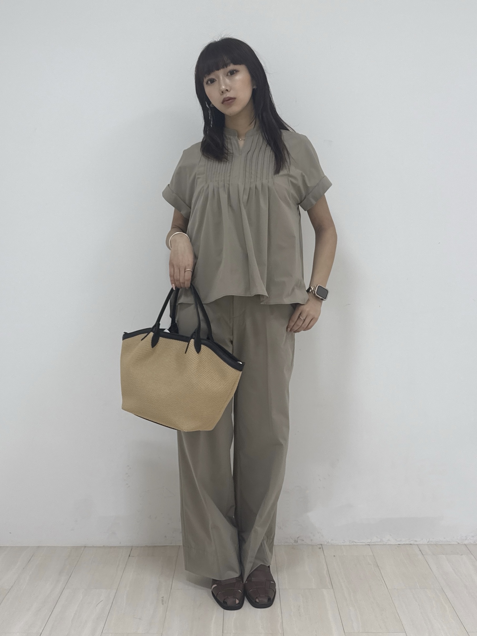 萩原 優里菜さんの「INDIVI｜【撥水／UVケア／SETUP可能】軽量タックスキッパーブラウス」を使ったコーディネート