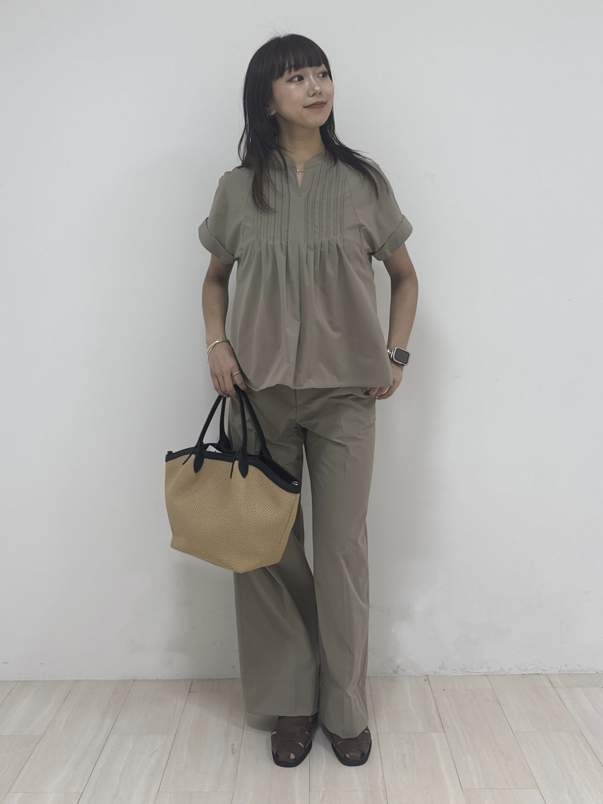 萩原 優里菜さんの「INDIVI｜【撥水／UVケア／SETUP可能】軽量タックスキッパーブラウス」を使ったコーディネート