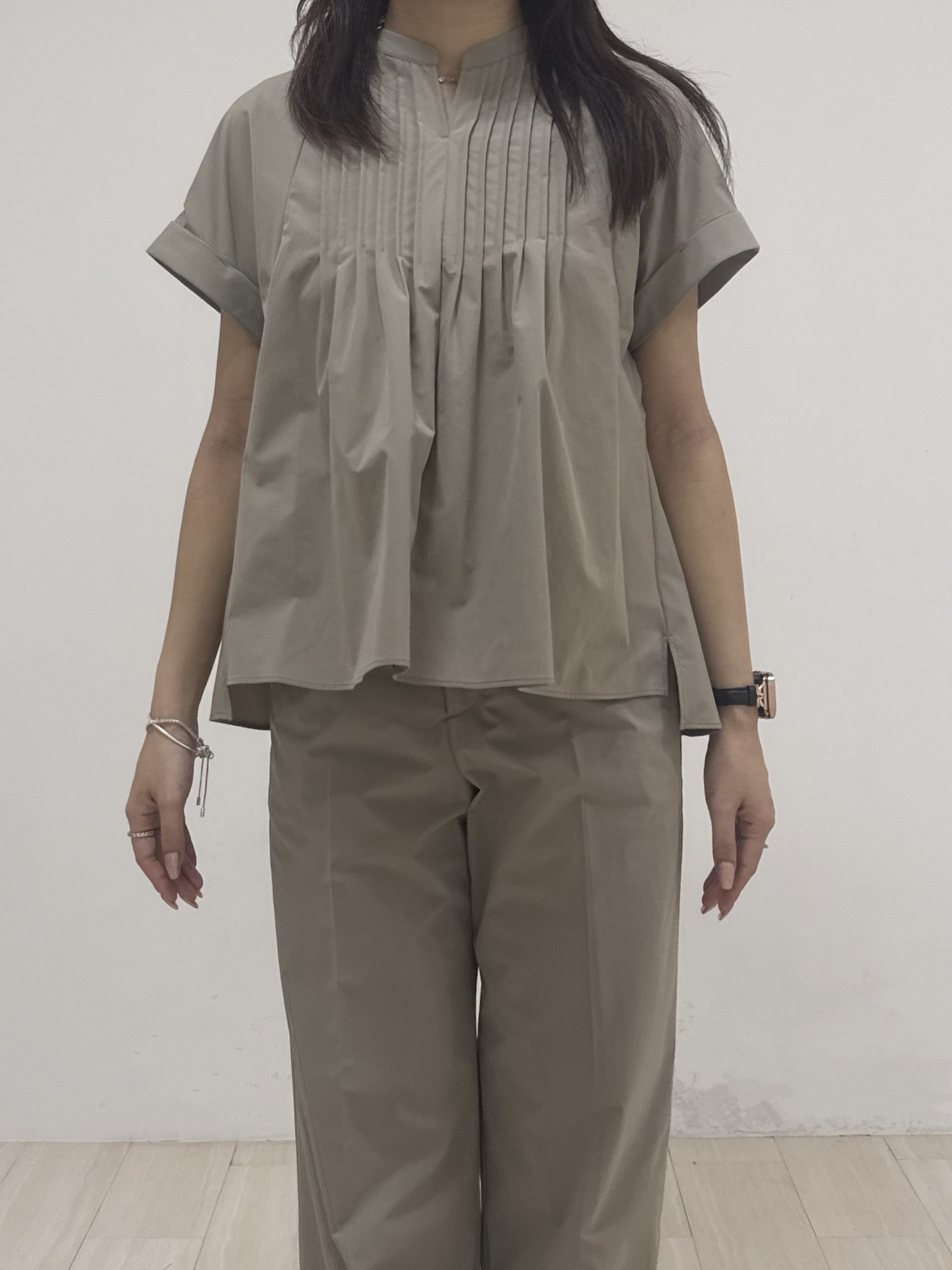 萩原 優里菜さんの「INDIVI｜【撥水／UVケア／SETUP可能】軽量タックスキッパーブラウス」を使ったコーディネート