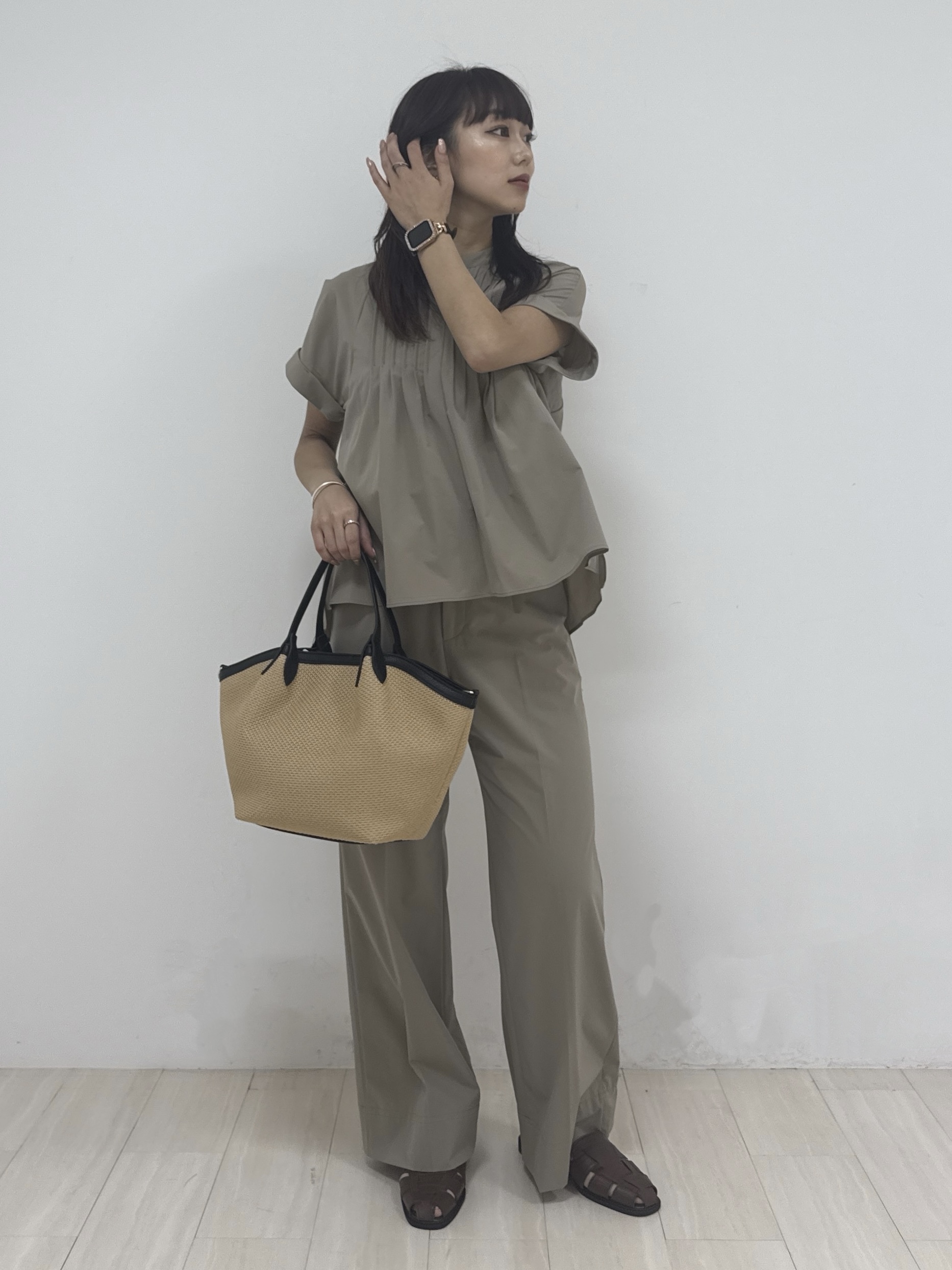 萩原 優里菜さんの「INDIVI｜【撥水／UVケア／SETUP可能】軽量タックスキッパーブラウス」を使ったコーディネート