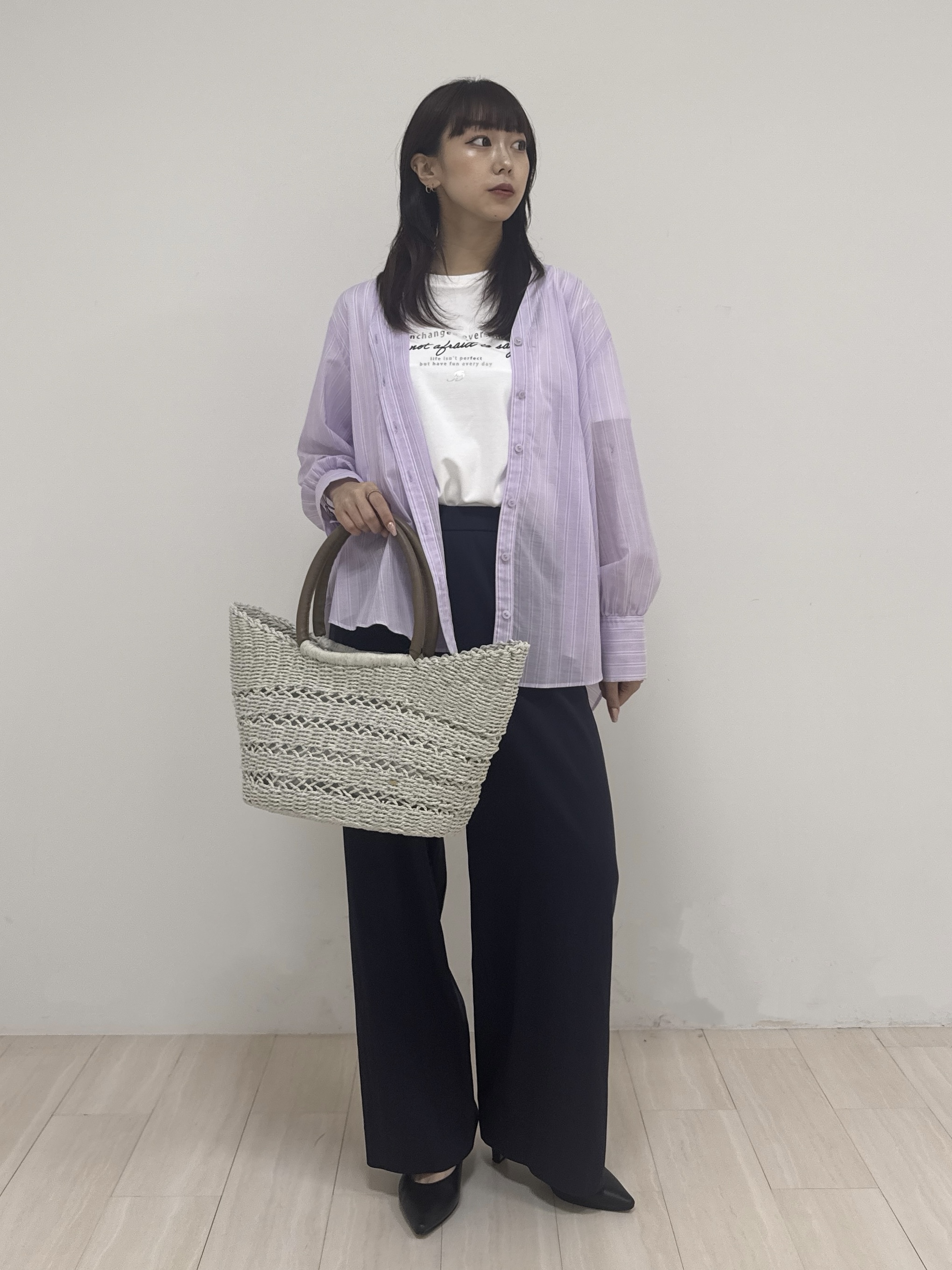 萩原 優里菜さんの「INDIVI｜【洗える／軽やか】無地＆ストライプ柄 切替タックブラウス」を使ったコーディネート