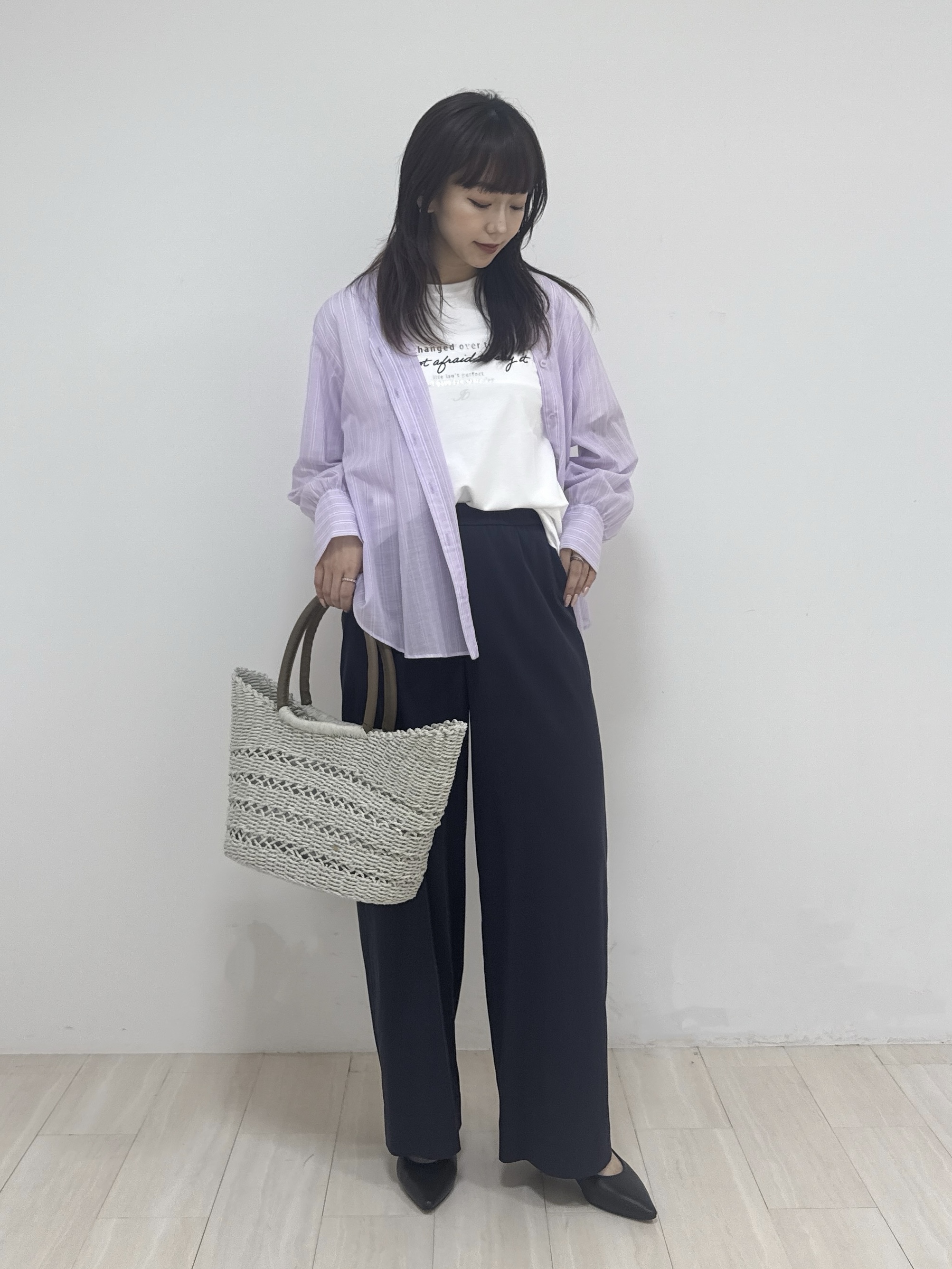 萩原 優里菜さんの「INDIVI｜【洗える／軽やか】無地＆ストライプ柄 切替タックブラウス」を使ったコーディネート