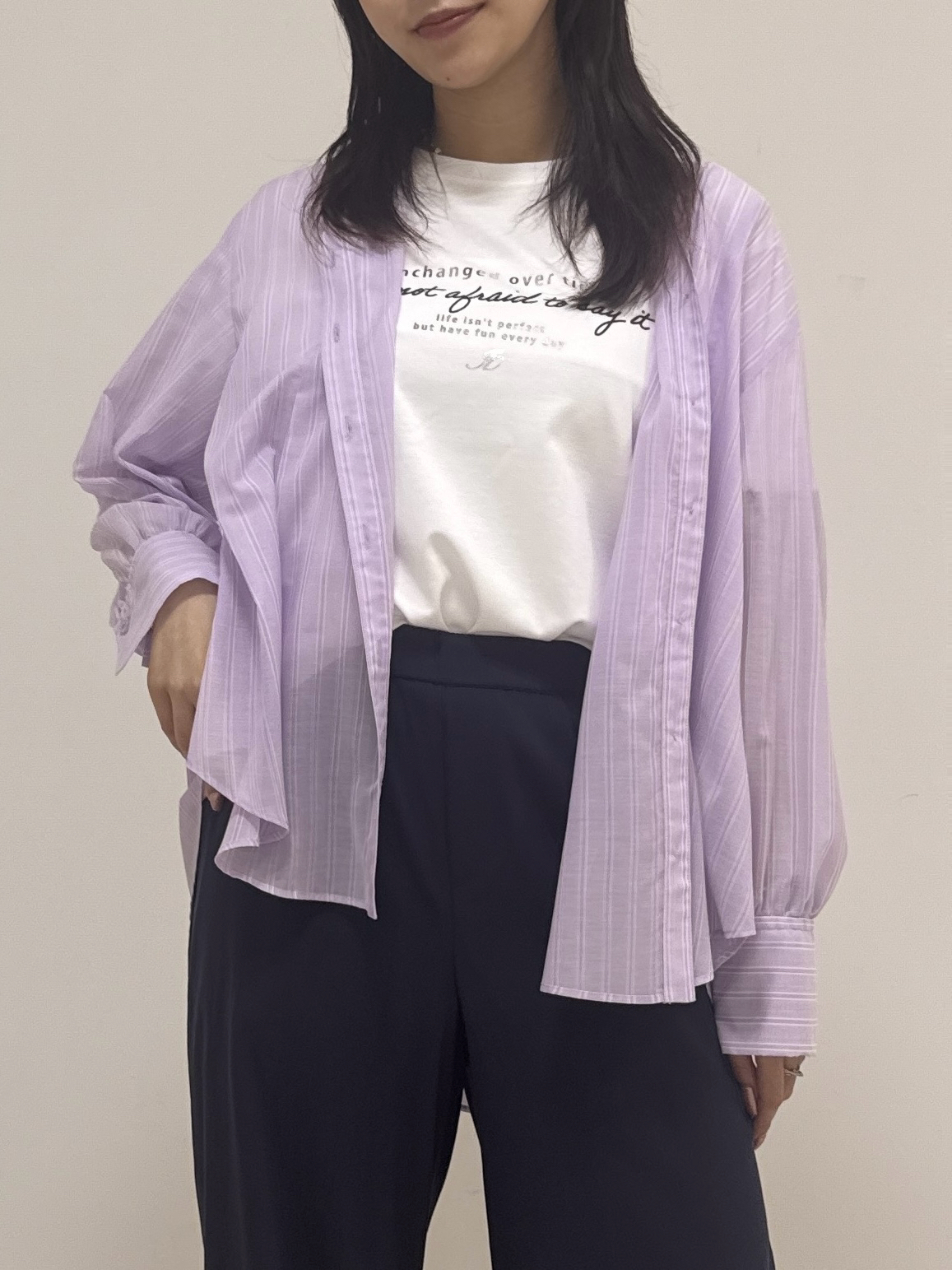 萩原 優里菜さんの「INDIVI｜【洗える／軽やか】無地＆ストライプ柄 切替タックブラウス」を使ったコーディネート