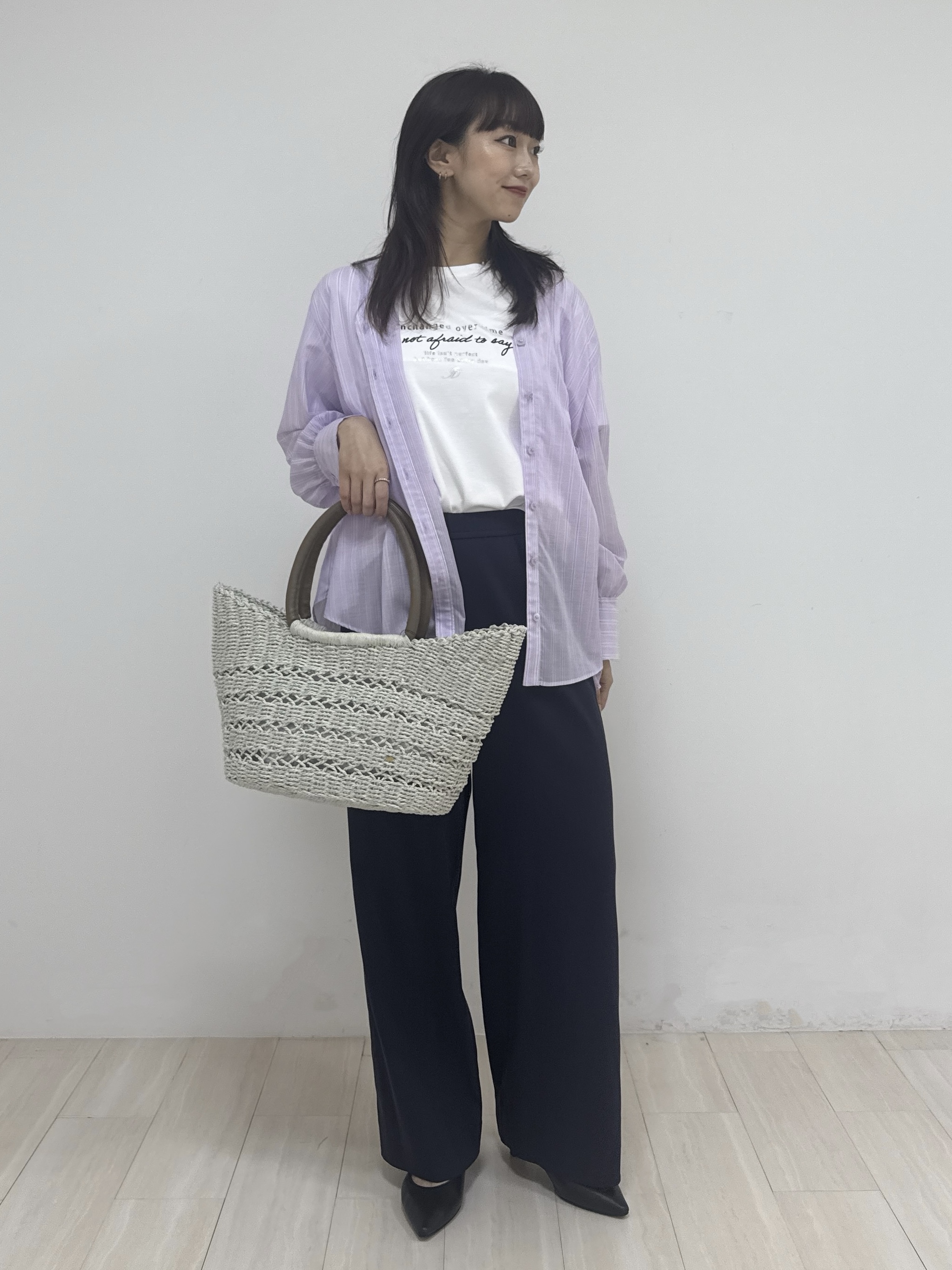 萩原 優里菜さんの「INDIVI｜【洗える／軽やか】無地＆ストライプ柄 切替タックブラウス」を使ったコーディネート