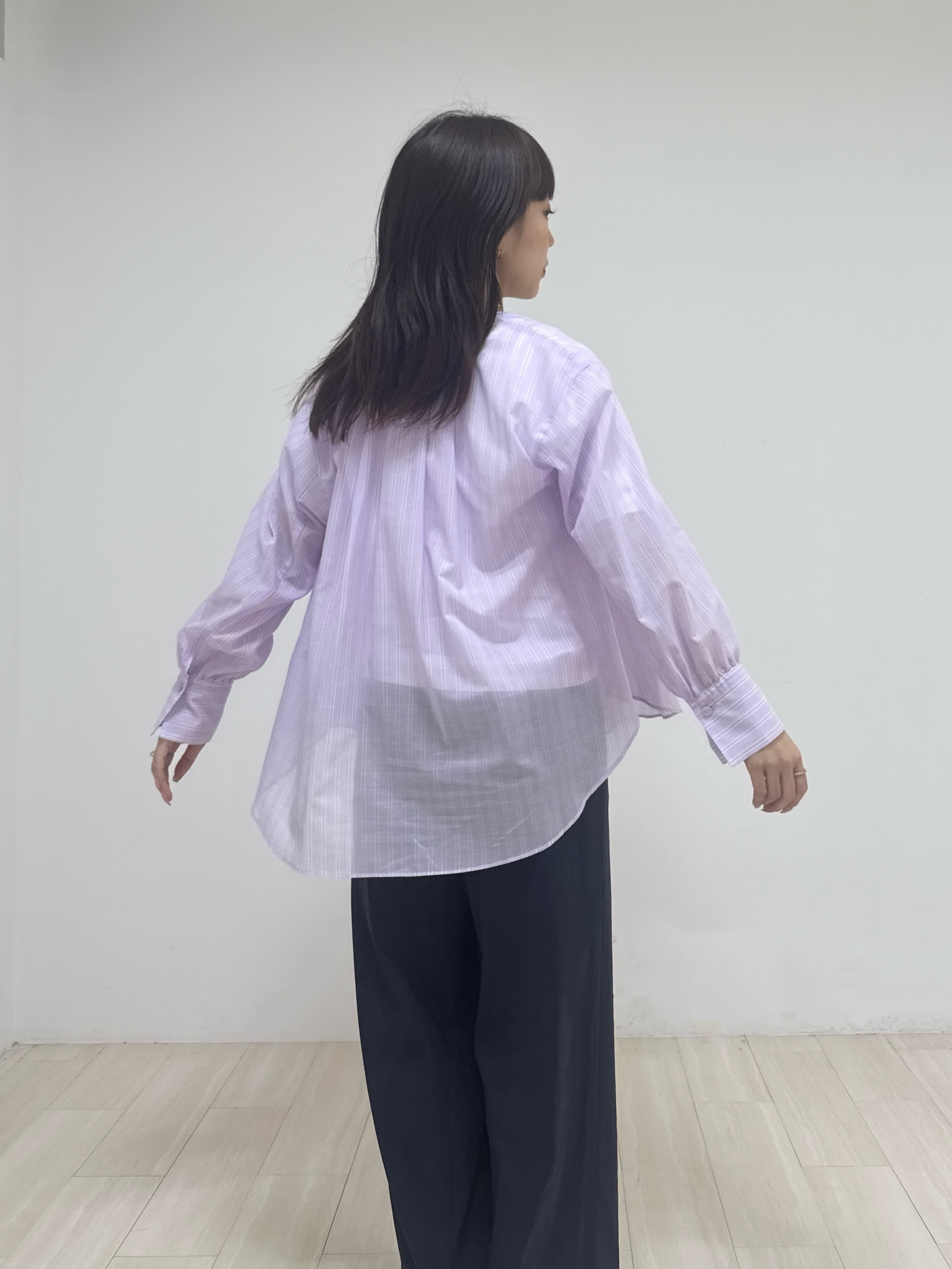 萩原 優里菜さんの「INDIVI｜【洗える／軽やか】無地＆ストライプ柄 切替タックブラウス」を使ったコーディネート