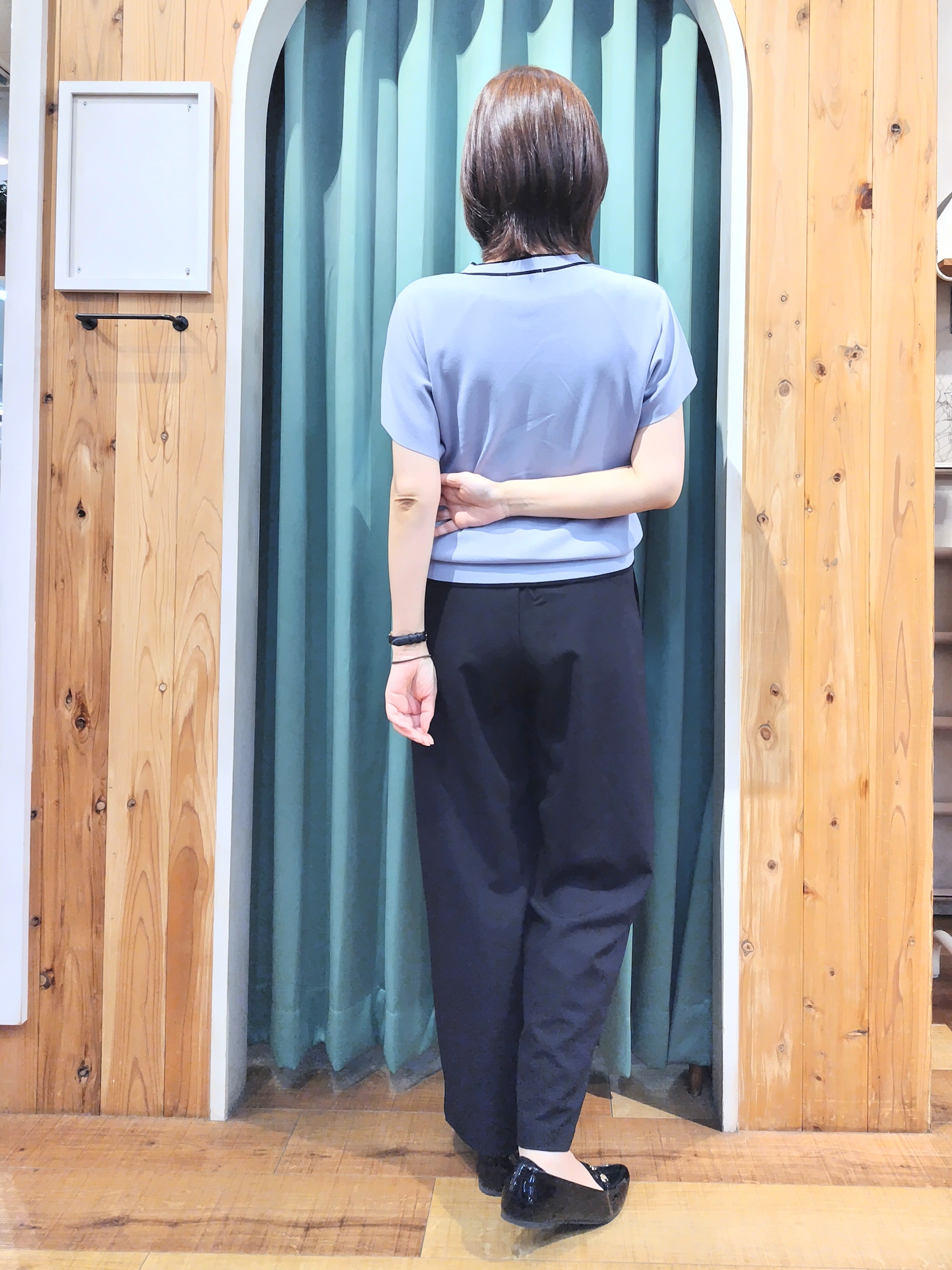 ショーコラさんの「SHOO･LA･RUE｜【毎日洗える/ひんやり/UV/S-LL】 毛玉になりにくい配色ボウタイ半袖ニット」を使ったコーディネート