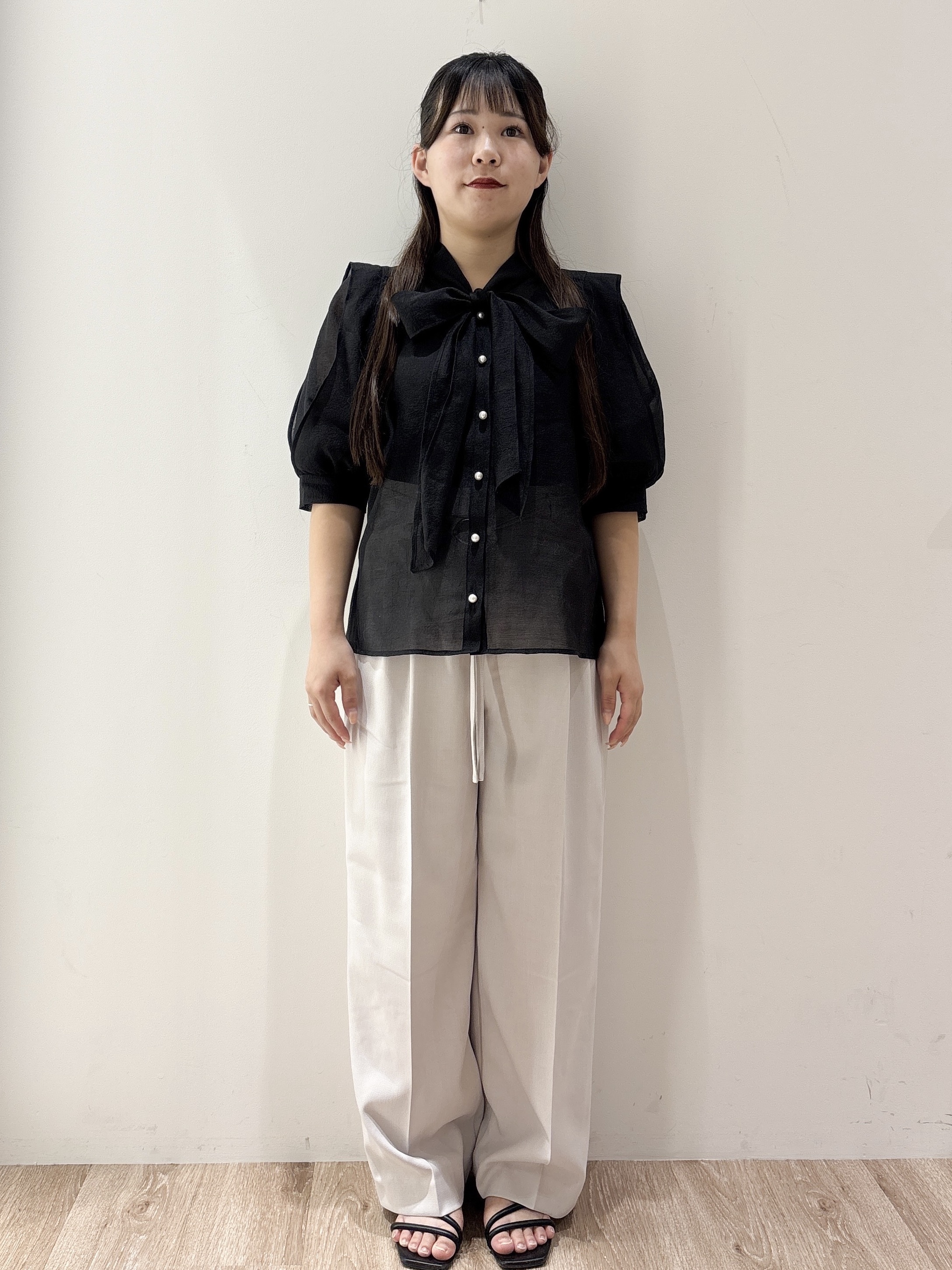 hinachiさんの「OPAQUE.CLIP｜オーガンシアーリボンフリルブラウス【洗濯機OK／イージーアイロン】」を使ったコーディネート