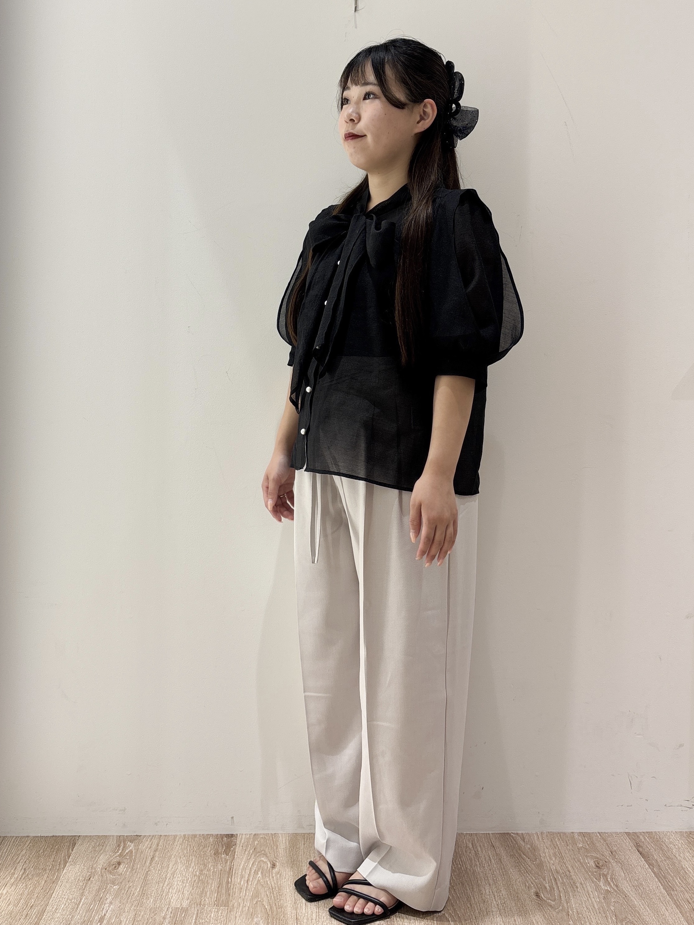 hinachiさんの「OPAQUE.CLIP｜オーガンシアーリボンフリルブラウス【洗濯機OK／イージーアイロン】」を使ったコーディネート