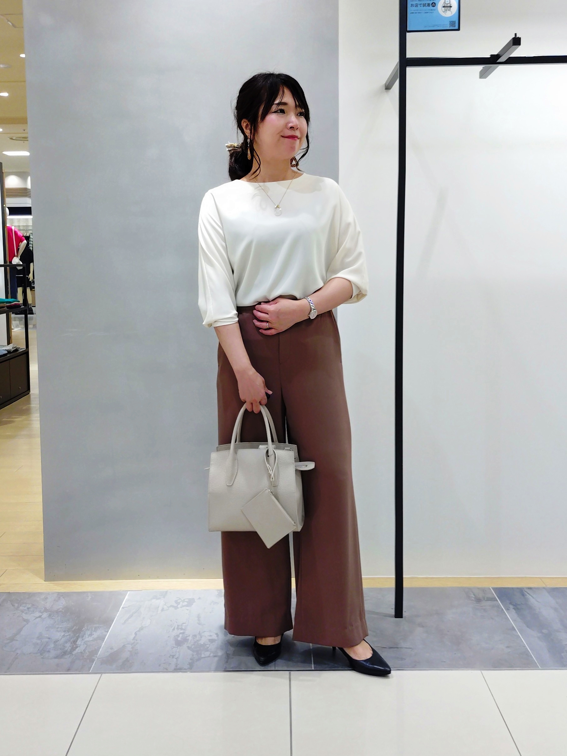 TOMOMIさんの「INDIVI｜【さらに軽く軽快！／着る日傘】イージーワイドパンツ」を使ったコーディネート