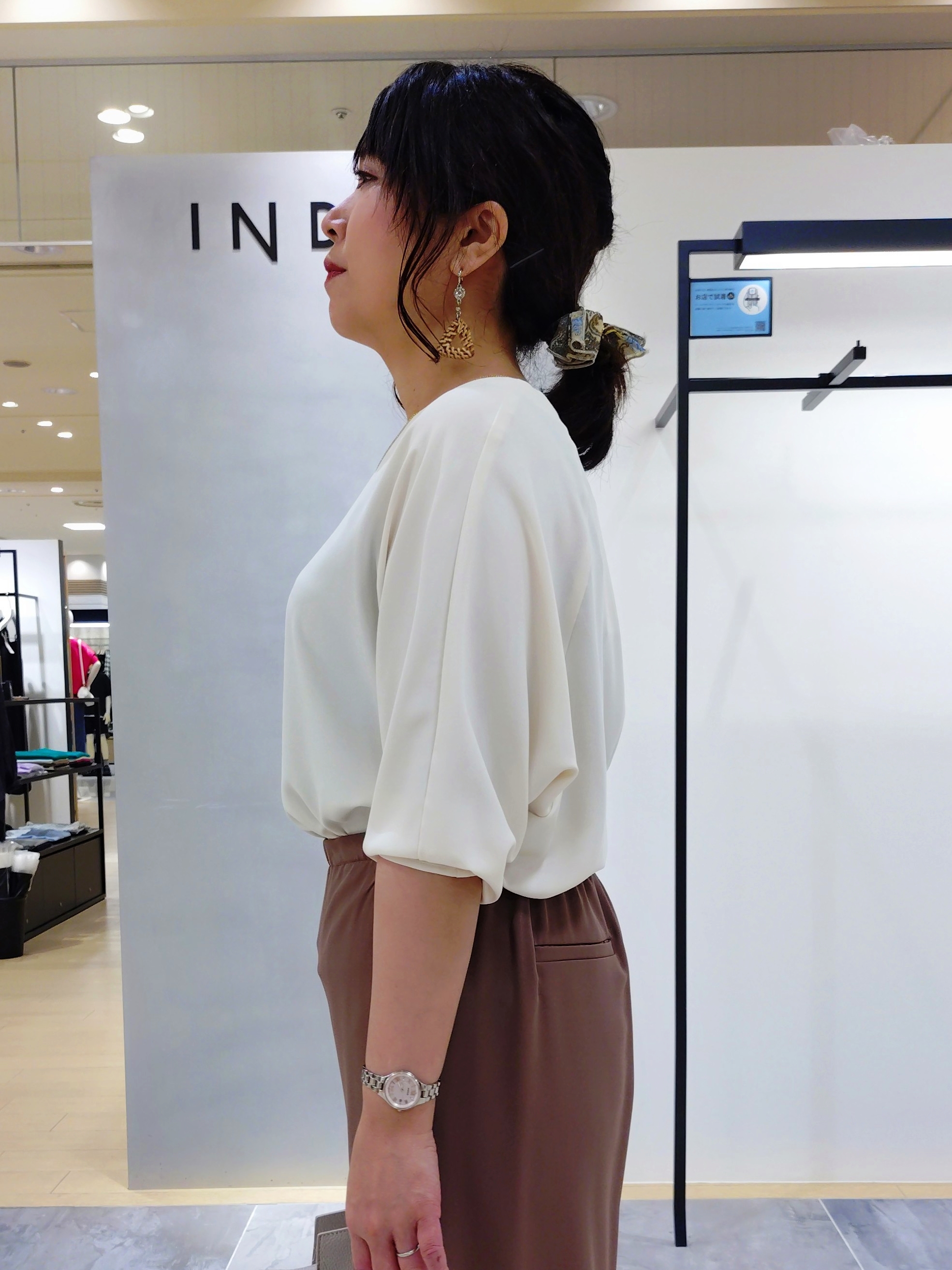 TOMOMIさんの「INDIVI｜【さらに軽く軽快！／着る日傘】イージーワイドパンツ」を使ったコーディネート