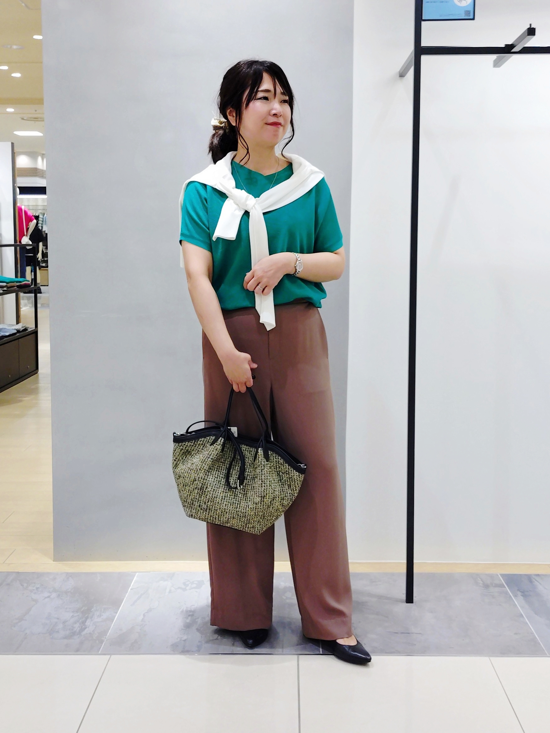 TOMOMIさんの「INDIVI｜【さらに軽く軽快！／着る日傘】イージーワイドパンツ」を使ったコーディネート
