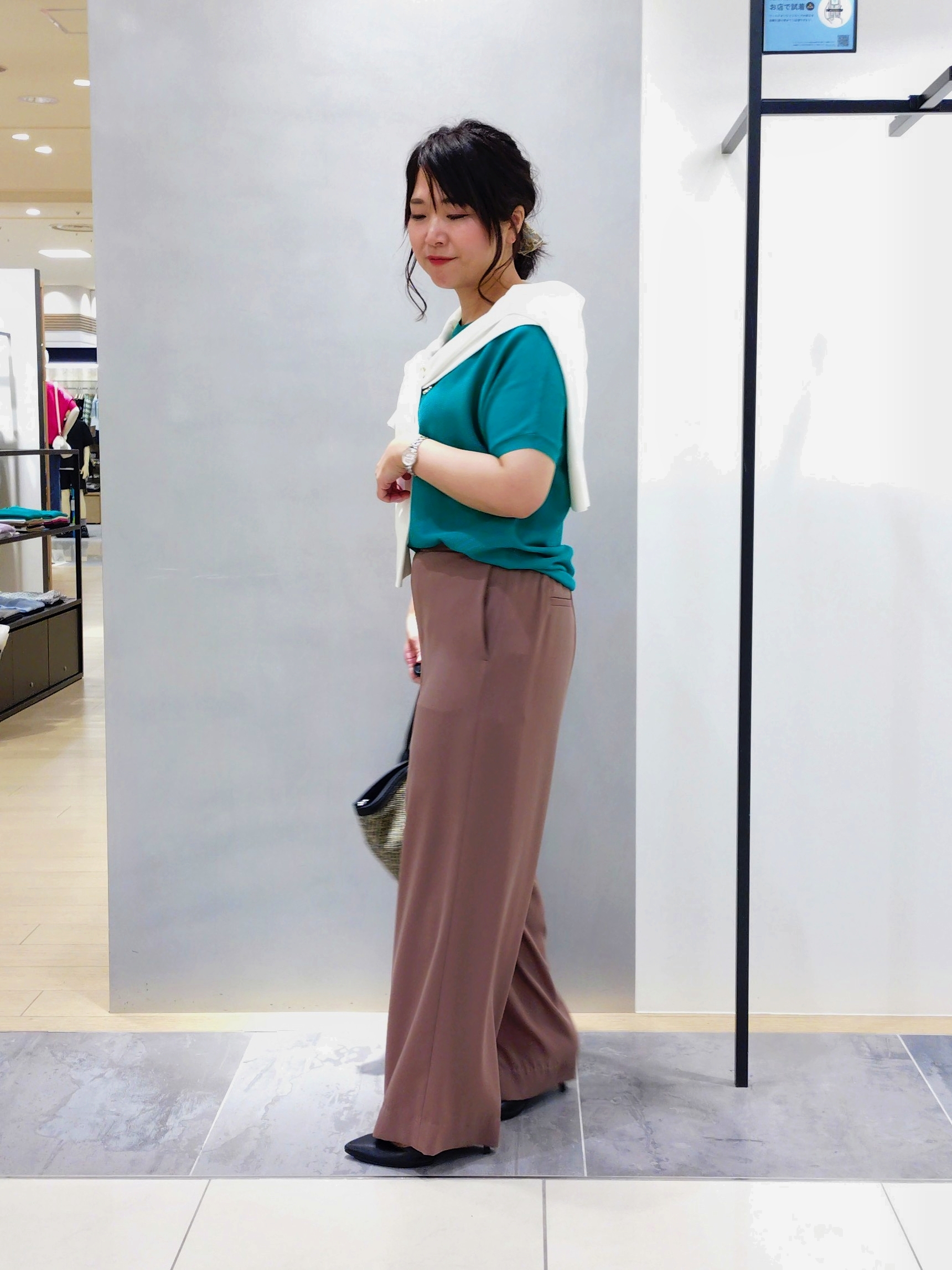 TOMOMIさんの「INDIVI｜【さらに軽く軽快！／着る日傘】イージーワイドパンツ」を使ったコーディネート