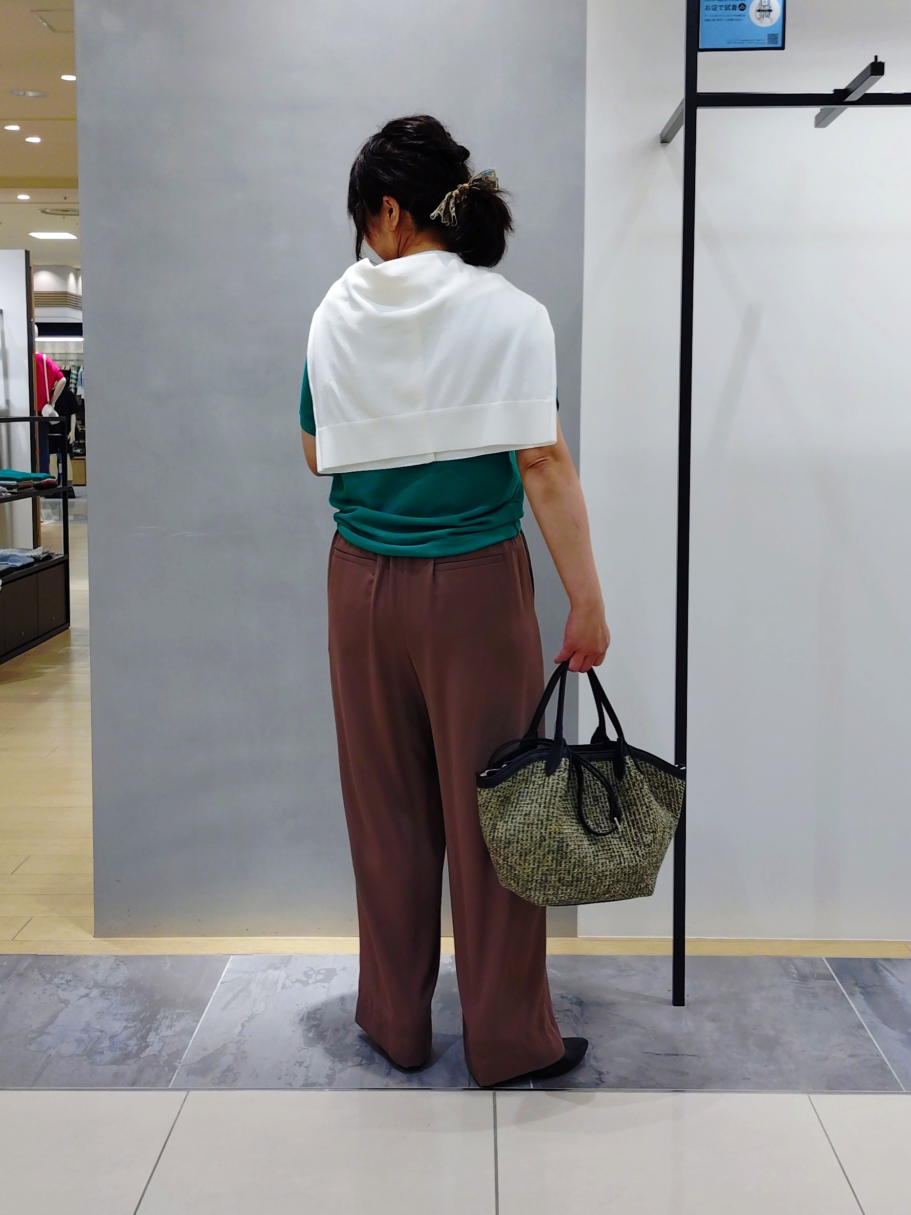 TOMOMIさんの「INDIVI｜【さらに軽く軽快！／着る日傘】イージーワイドパンツ」を使ったコーディネート