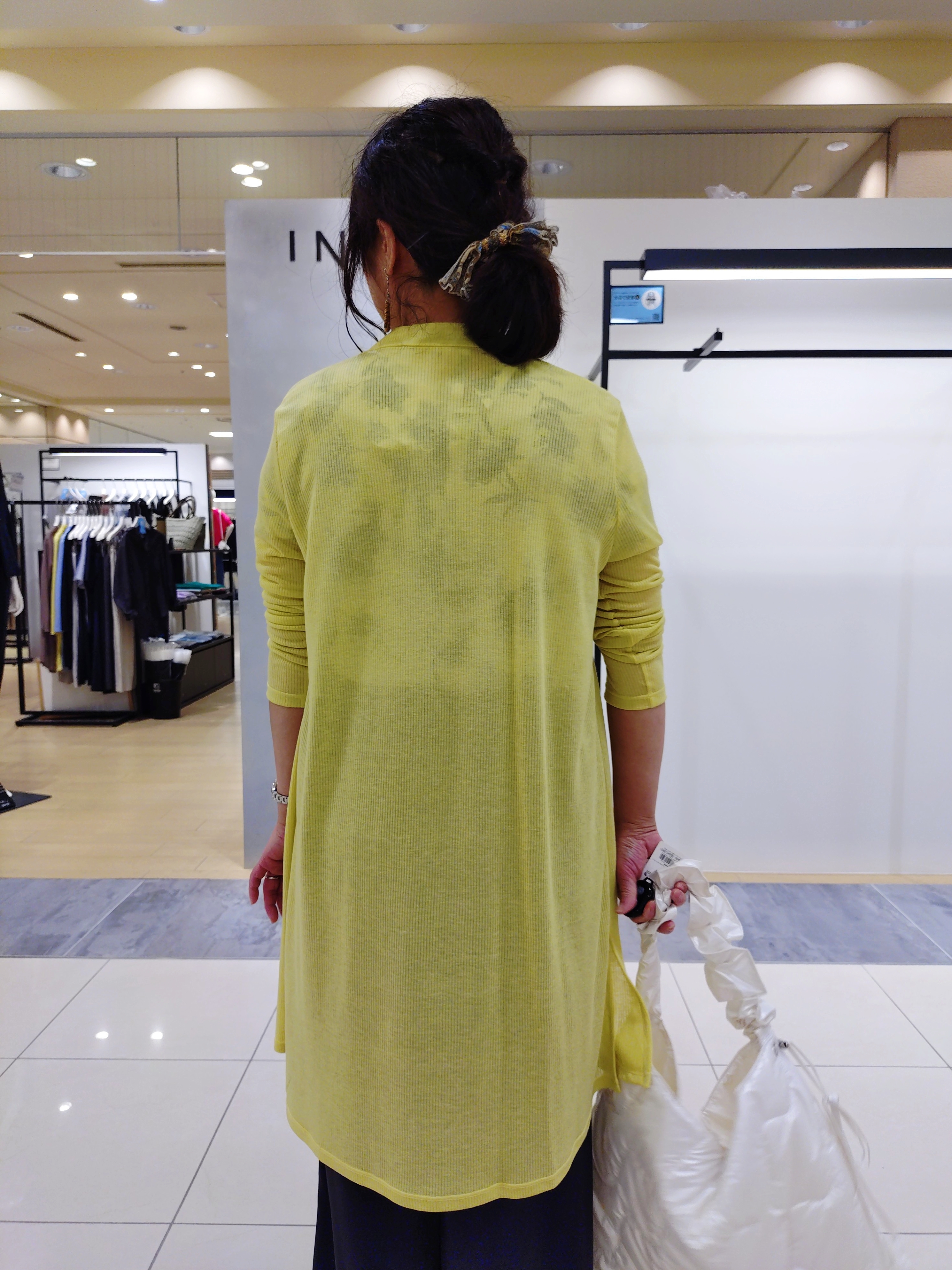 TOMOMIさんの「INDIVI｜【さらに軽く軽快！／着る日傘】イージーワイドパンツ」を使ったコーディネート