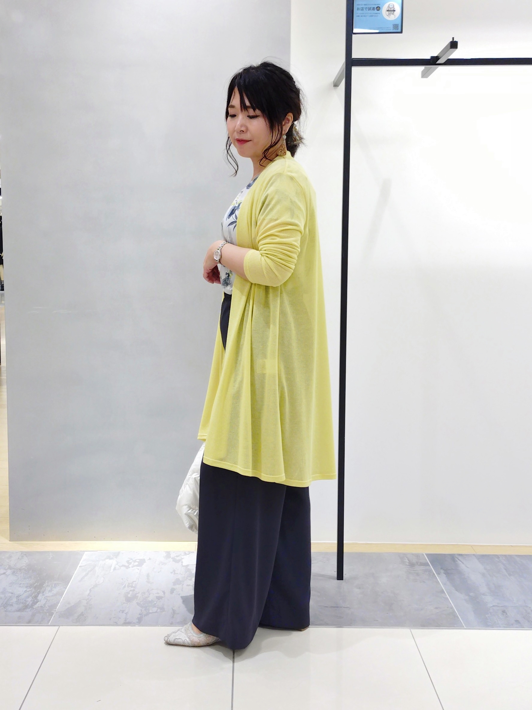 TOMOMIさんの「INDIVI｜【さらに軽く軽快！／着る日傘】イージーワイドパンツ」を使ったコーディネート