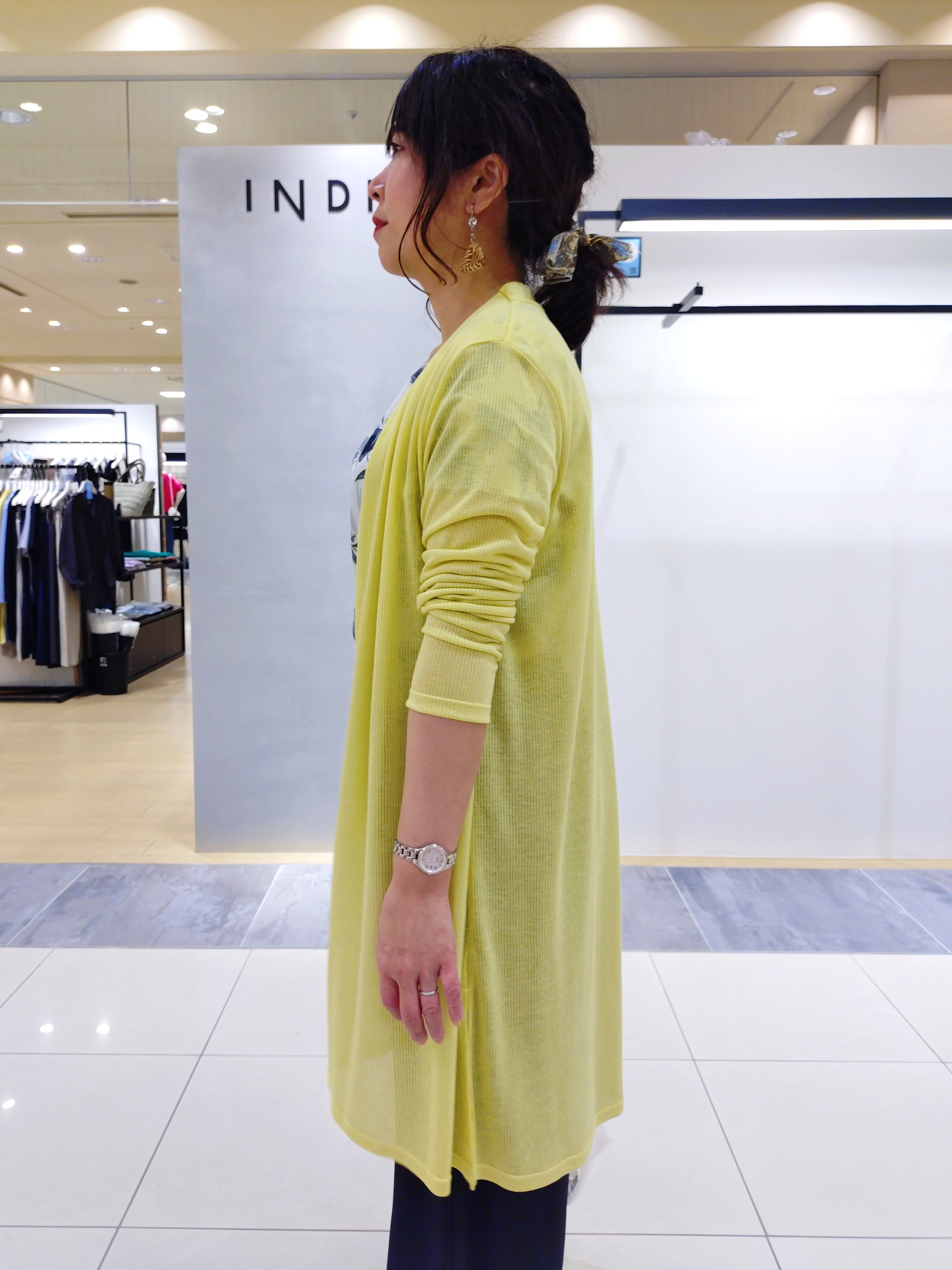 TOMOMIさんの「INDIVI｜【さらに軽く軽快！／着る日傘】イージーワイドパンツ」を使ったコーディネート