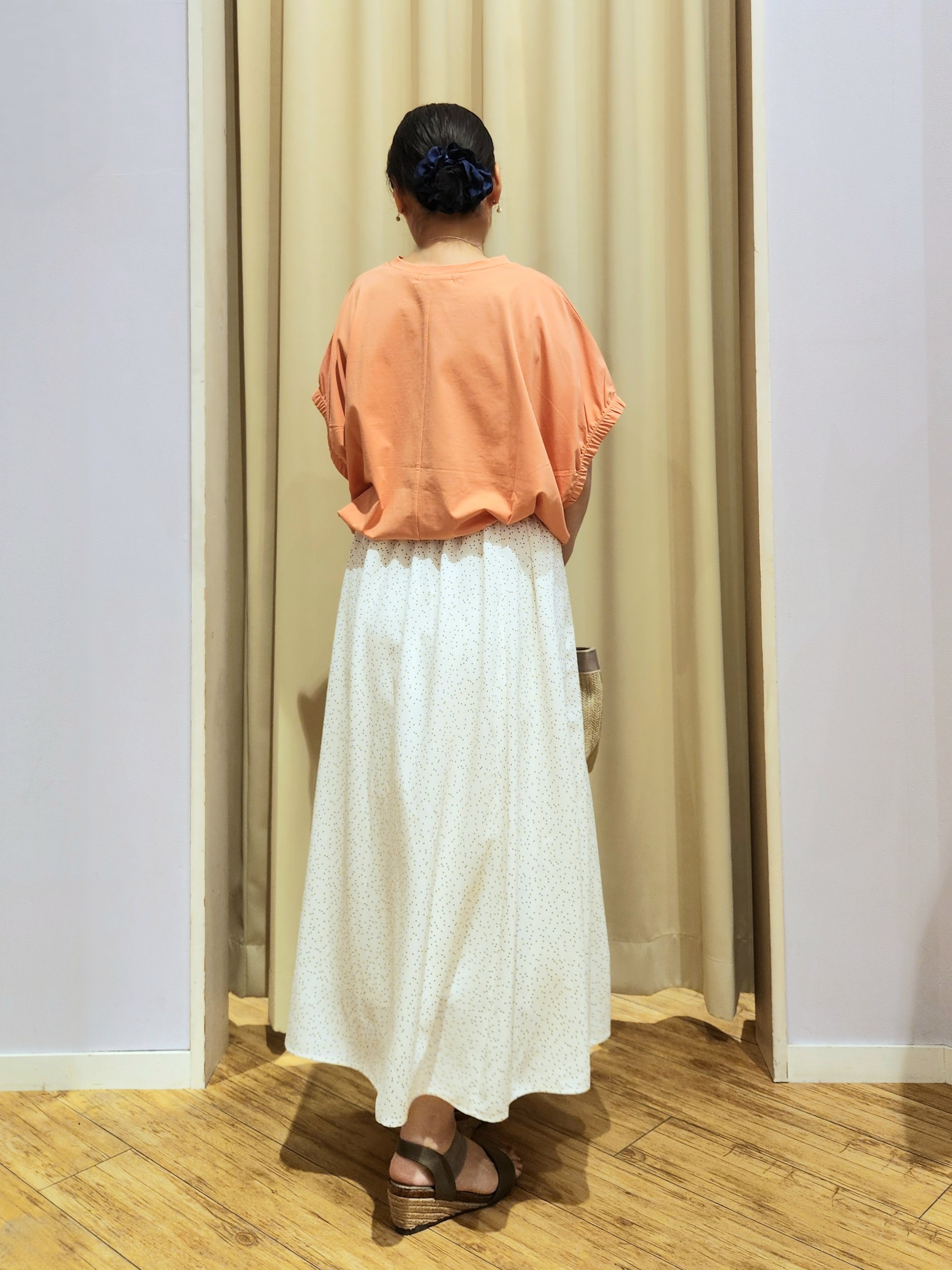 くまさんの「SHOO･LA･RUE｜【ひんやり/洗濯機可】シンプルにこなれて見せる お袖ギャザードルマンTシャツ」を使ったコーディネート