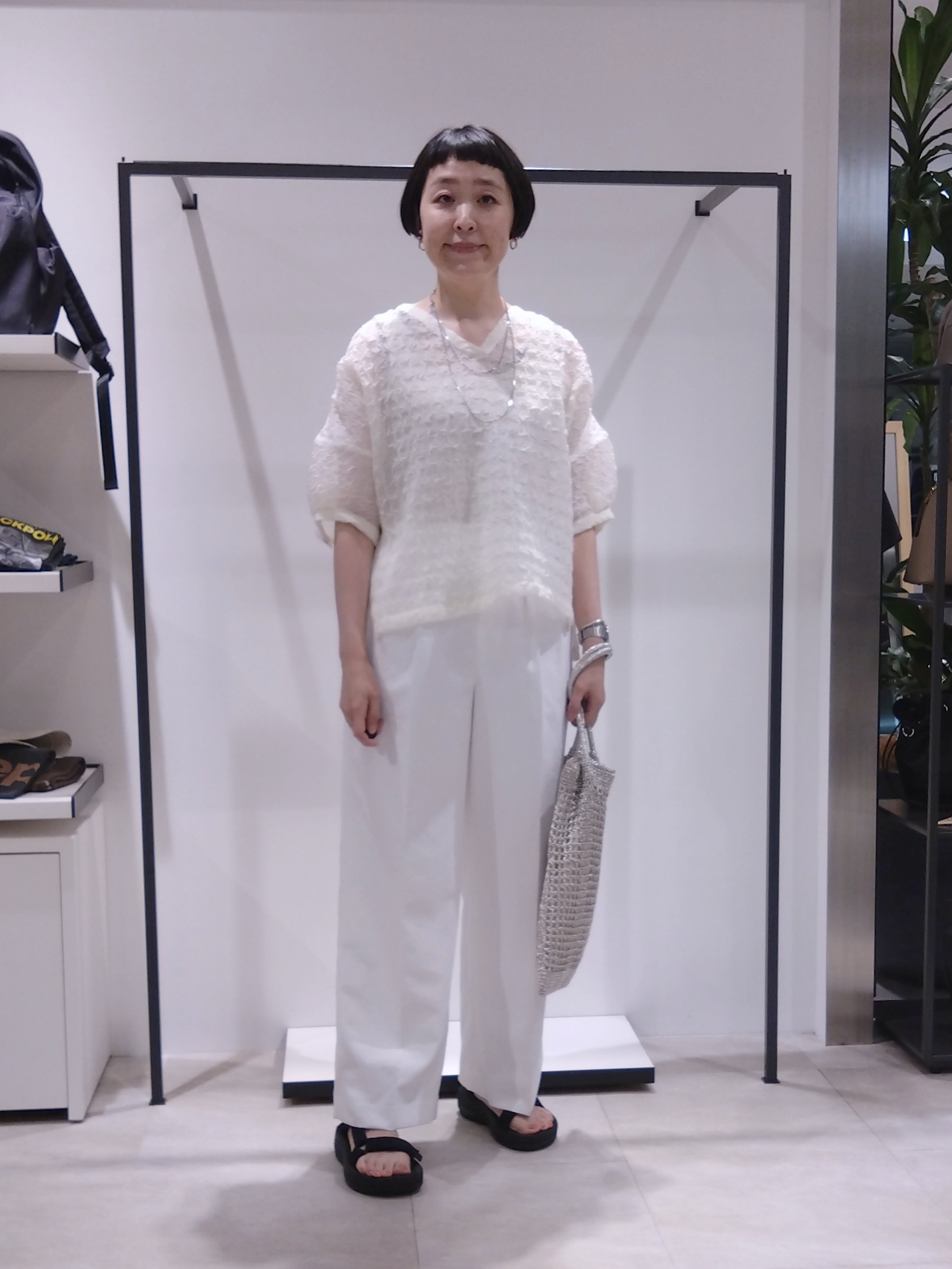 まちこさんの「UNTITLED｜【洗える】シアーVネックブラウス」を使ったコーディネート
