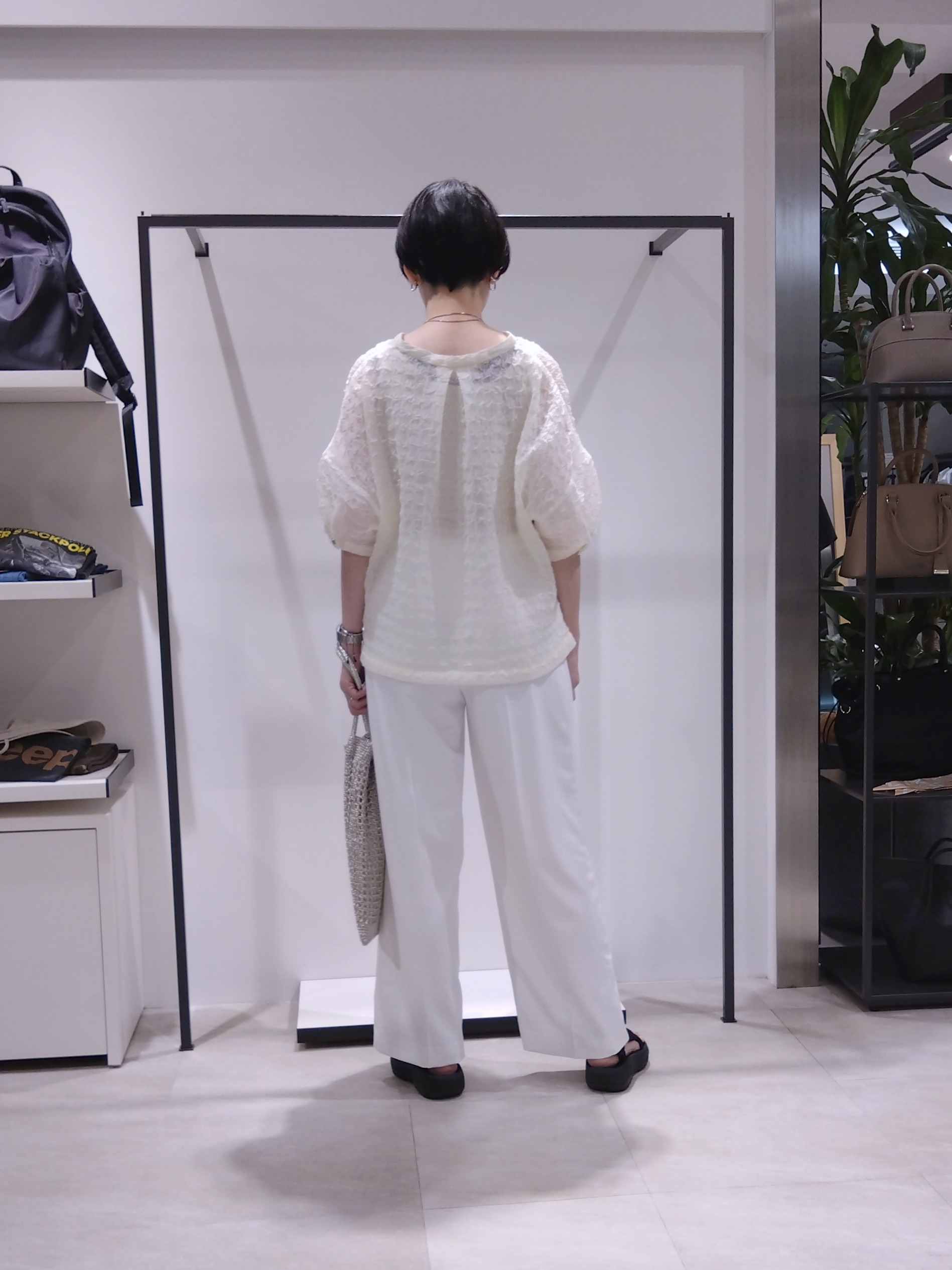 まちこさんの「UNTITLED｜【洗える】シアーVネックブラウス」を使ったコーディネート