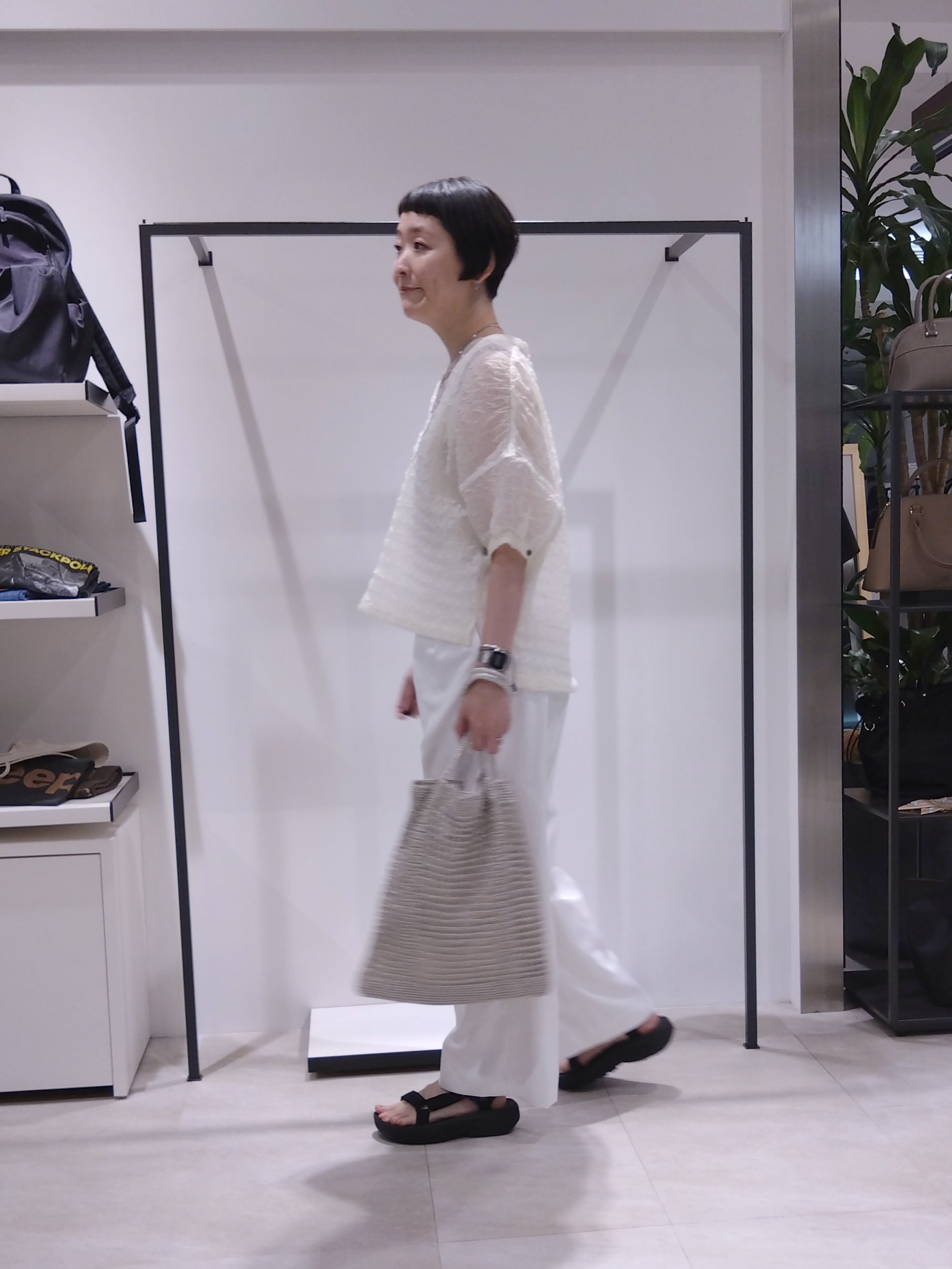 まちこさんの「UNTITLED｜【洗える】シアーVネックブラウス」を使ったコーディネート
