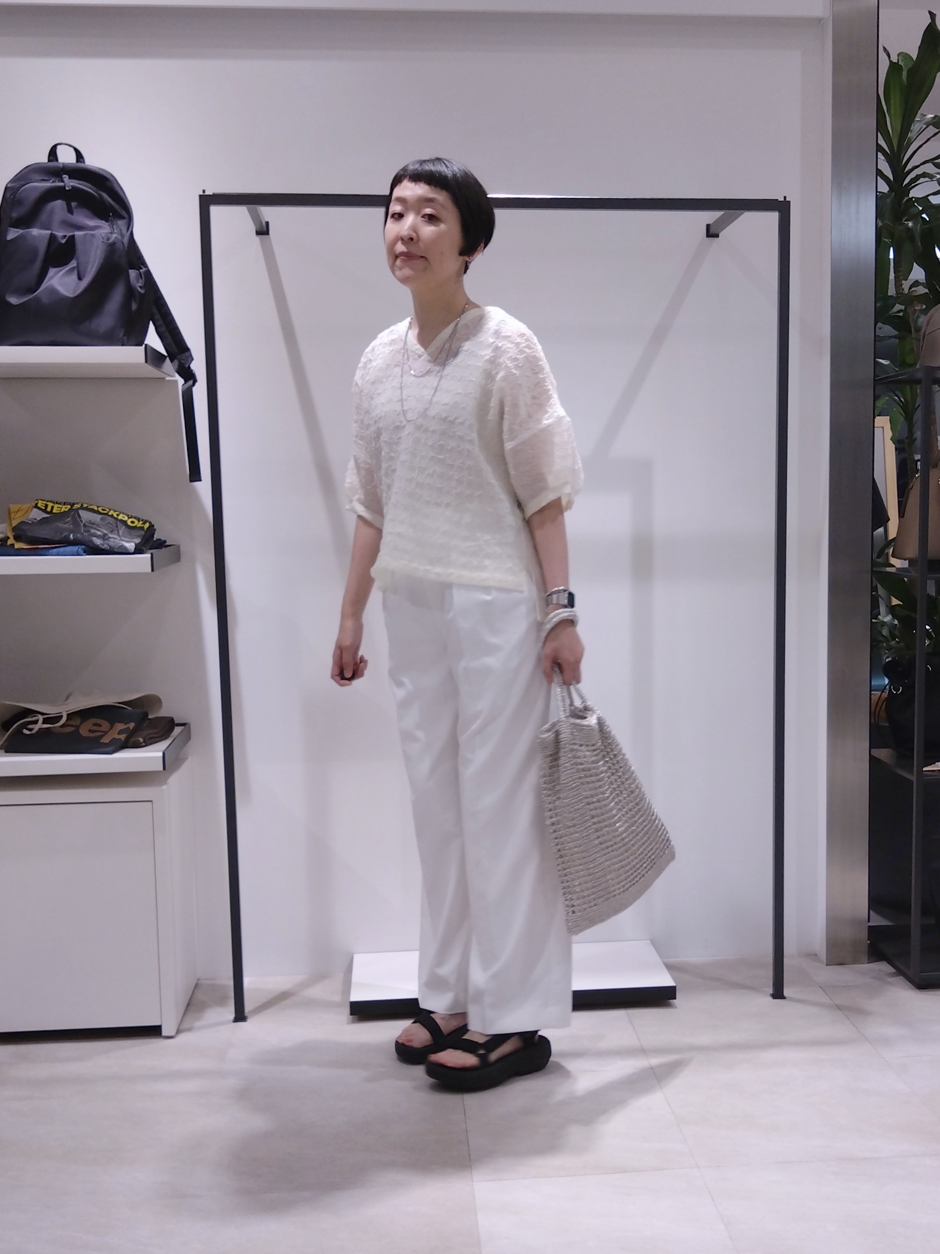 まちこさんの「UNTITLED｜【洗える】シアーVネックブラウス」を使ったコーディネート