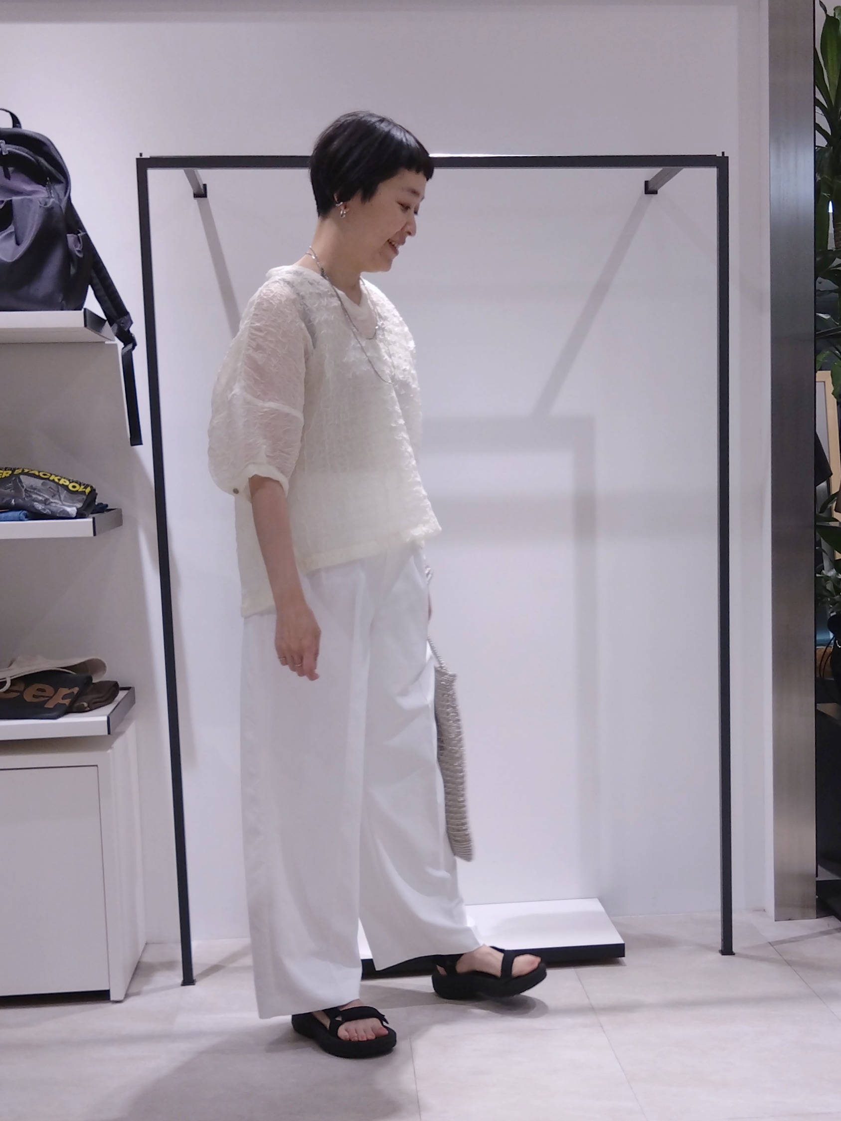 まちこさんの「UNTITLED｜【洗える】シアーVネックブラウス」を使ったコーディネート