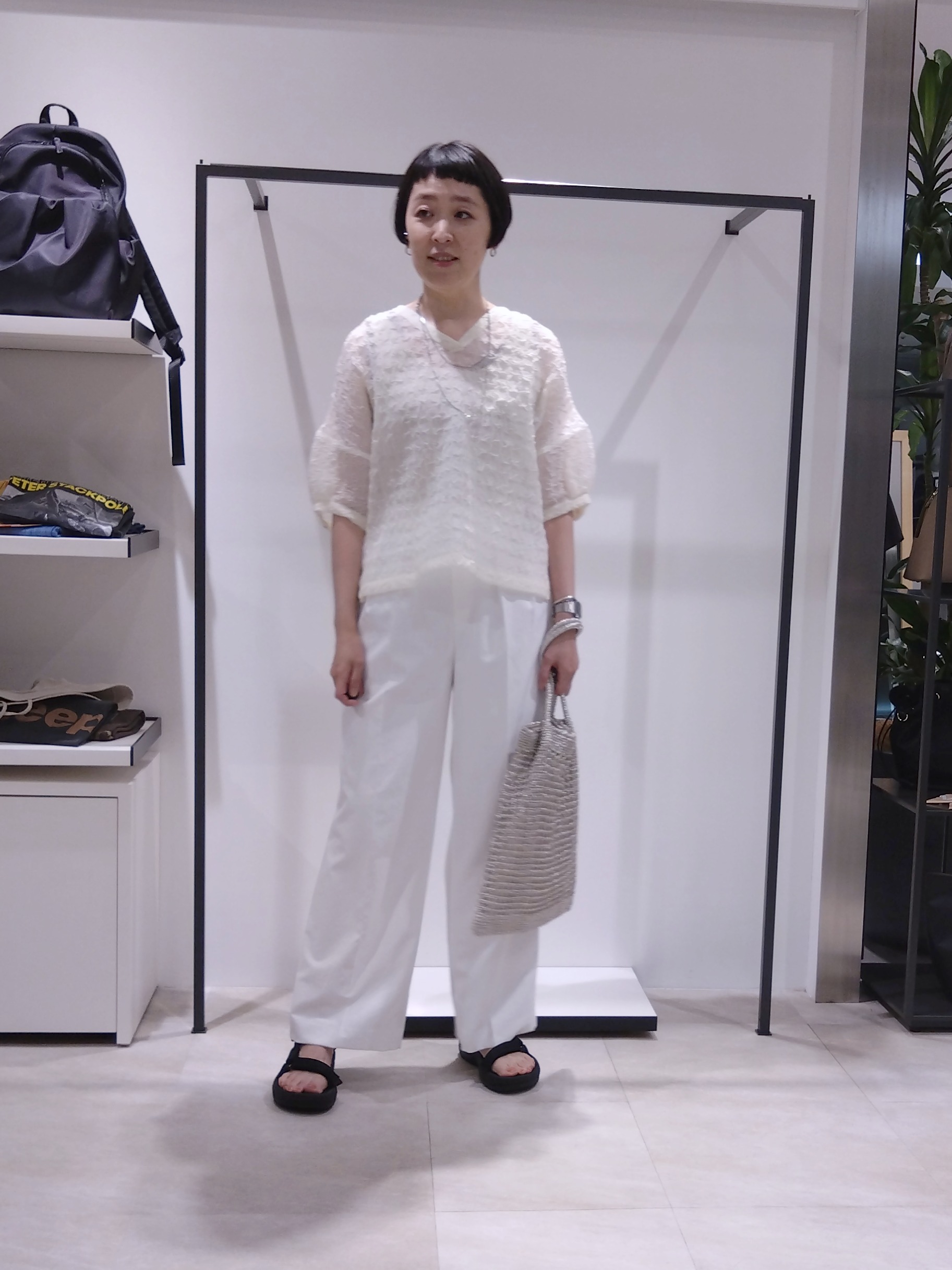 まちこさんの「UNTITLED｜【洗える】シアーVネックブラウス」を使ったコーディネート