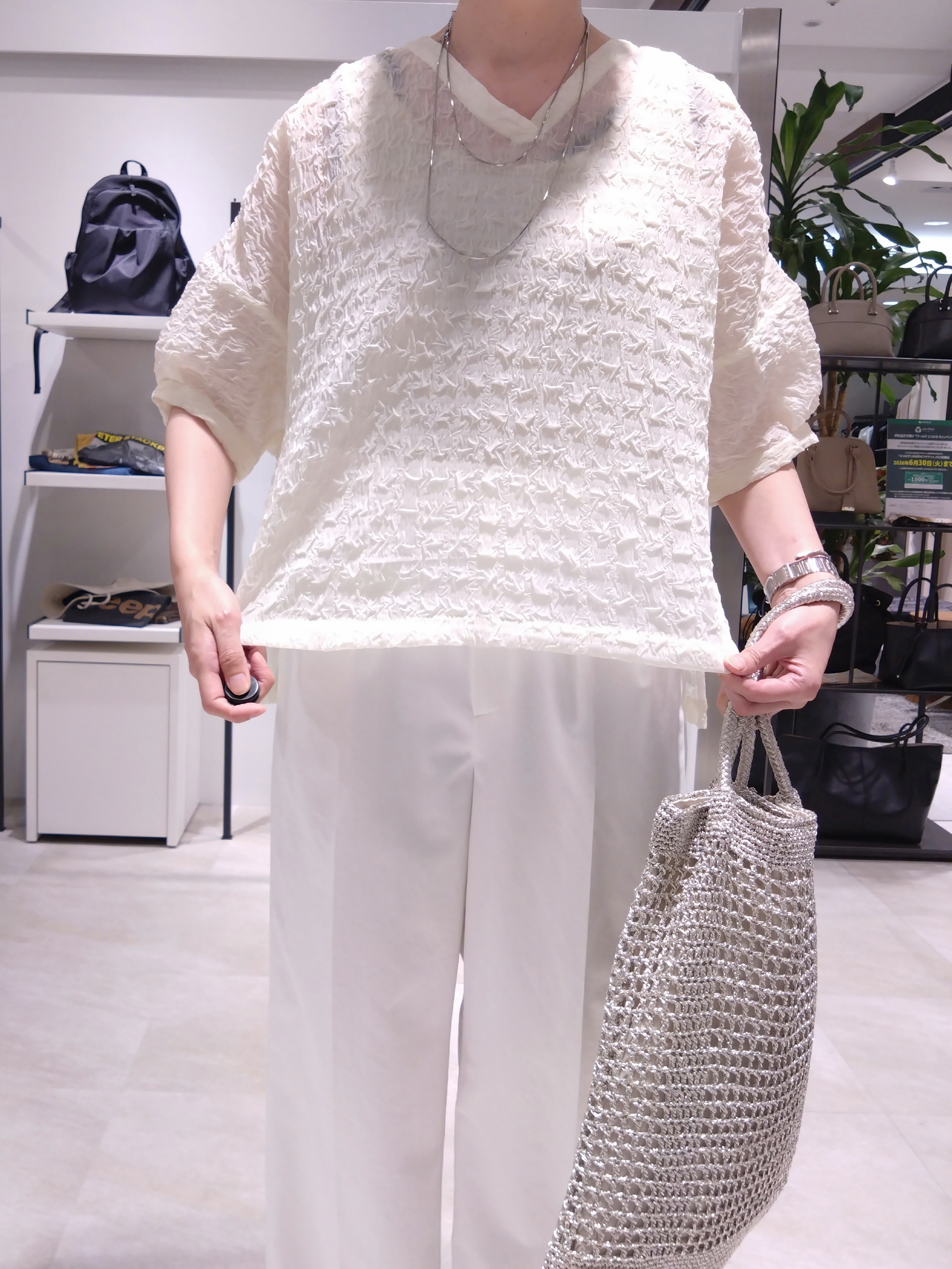 まちこさんの「UNTITLED｜【洗える】シアーVネックブラウス」を使ったコーディネート