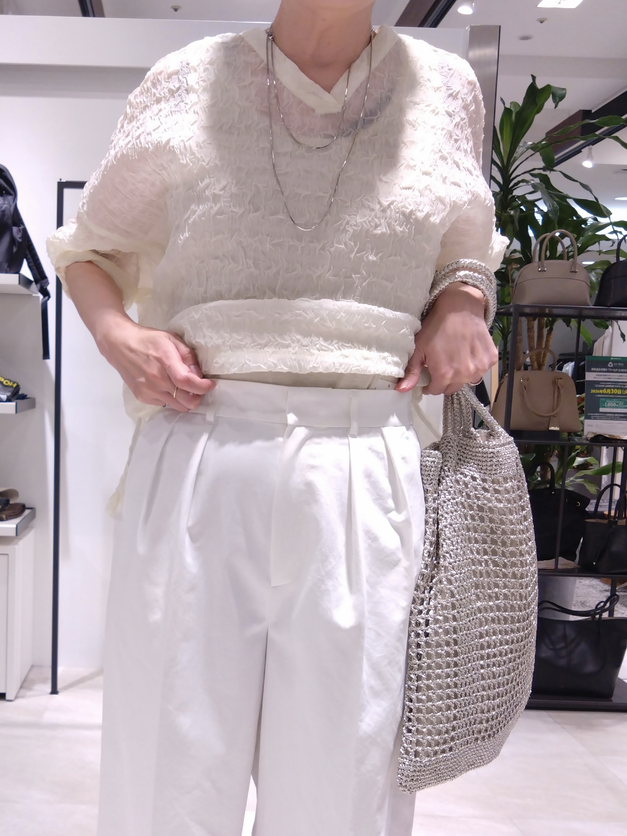 まちこさんの「UNTITLED｜【洗える】シアーVネックブラウス」を使ったコーディネート